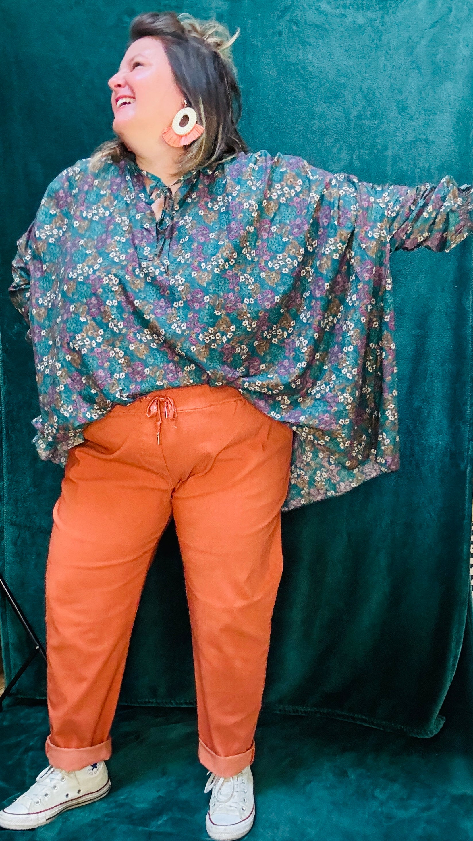 Ce pantalon en toile grande taille orange rouille est l’allié parfait pour l’automne. Son confort, sa couleur chaude et sa coupe flatteuse en font une pièce incontournable pour celles qui aiment allier style et confort dans un look casual ou créatif.