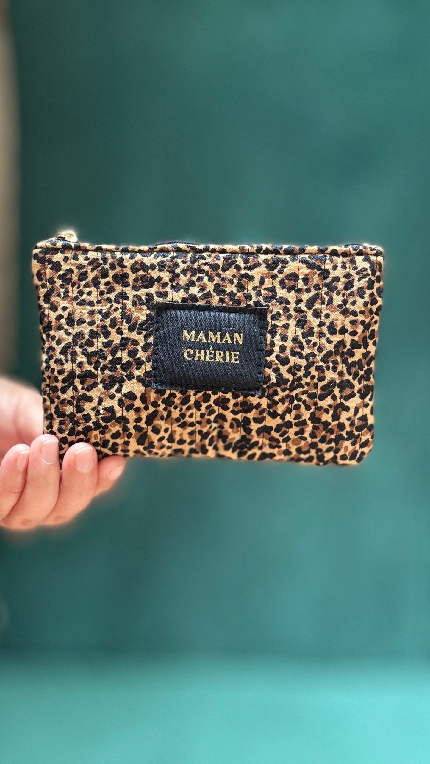 Avec cette pochette "Maman d'Amour" léopard marron,  combinez style et utilité dans un accessoire parfait pour toutes les occasions. Idéale pour les mamans actives et les femmes qui aiment allier glamour et praticité.