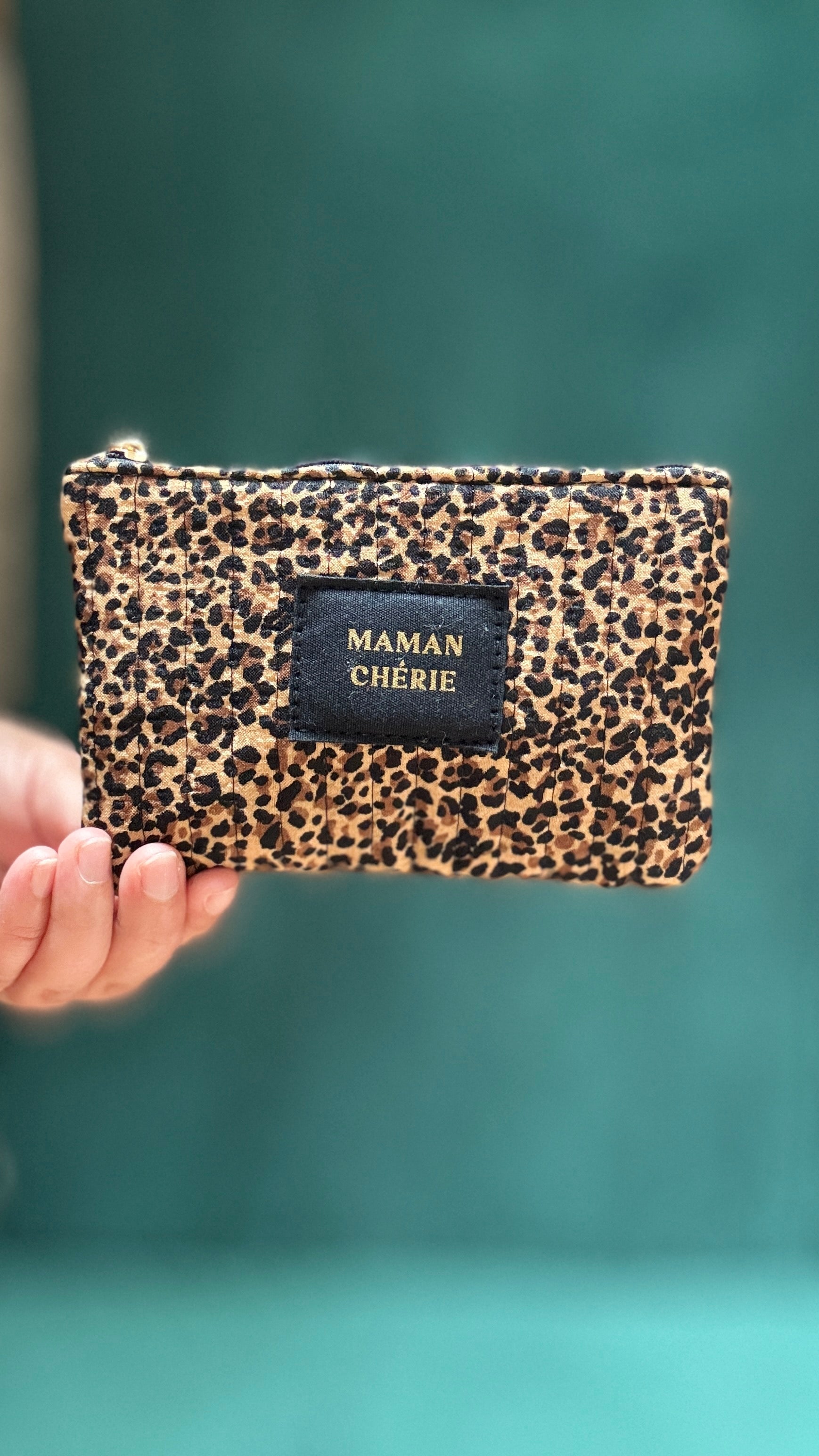 Avec cette pochette "Maman d'Amour" léopard marron,  combinez style et utilité dans un accessoire parfait pour toutes les occasions. Idéale pour les mamans actives et les femmes qui aiment allier glamour et praticité.