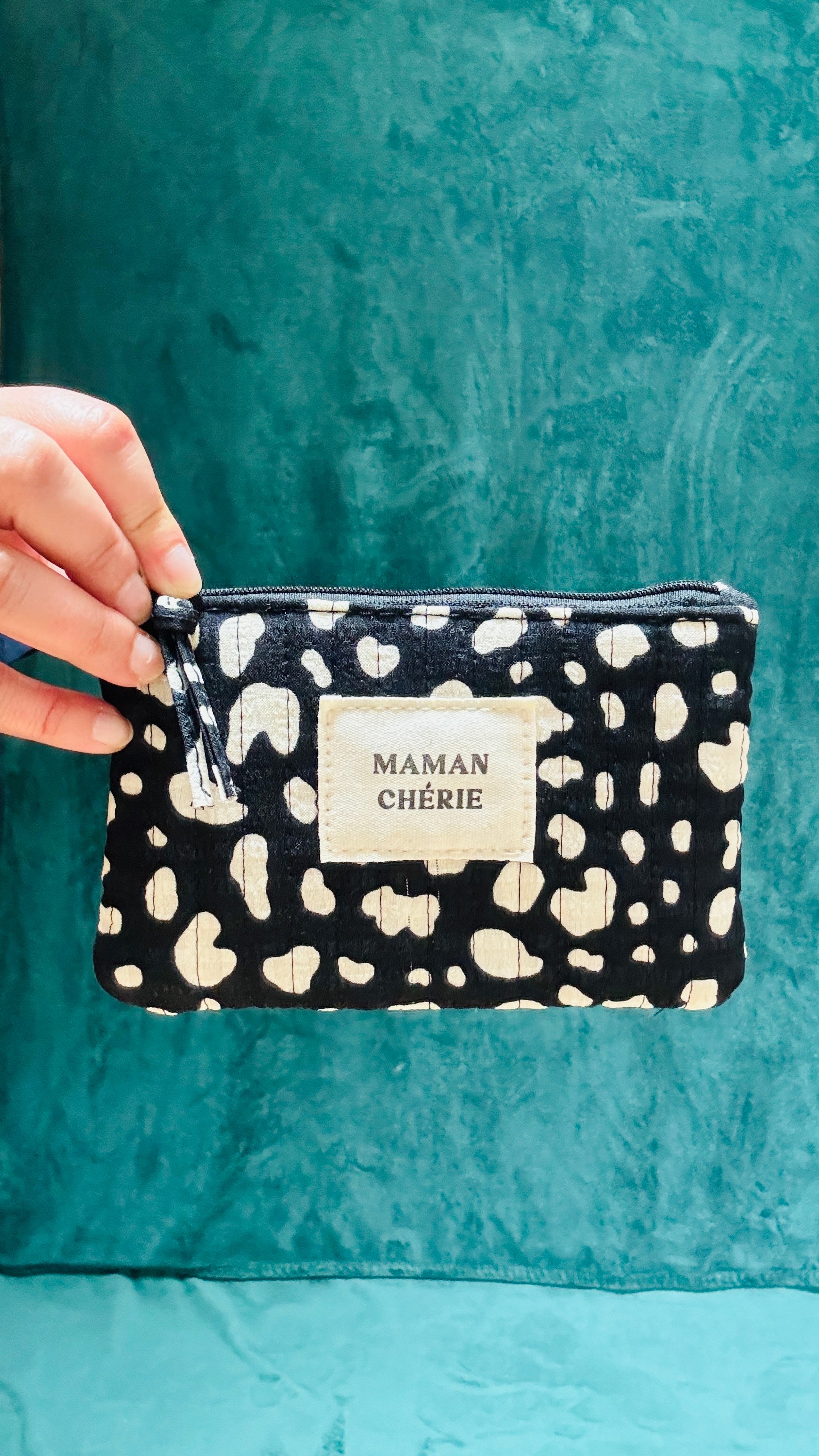 Avec cette pochette "Maman d'Amour" léopard noir, combinez style et utilité dans un accessoire parfait pour toutes les occasions. Idéale pour les mamans actives et les femmes qui aiment allier glamour et praticité.