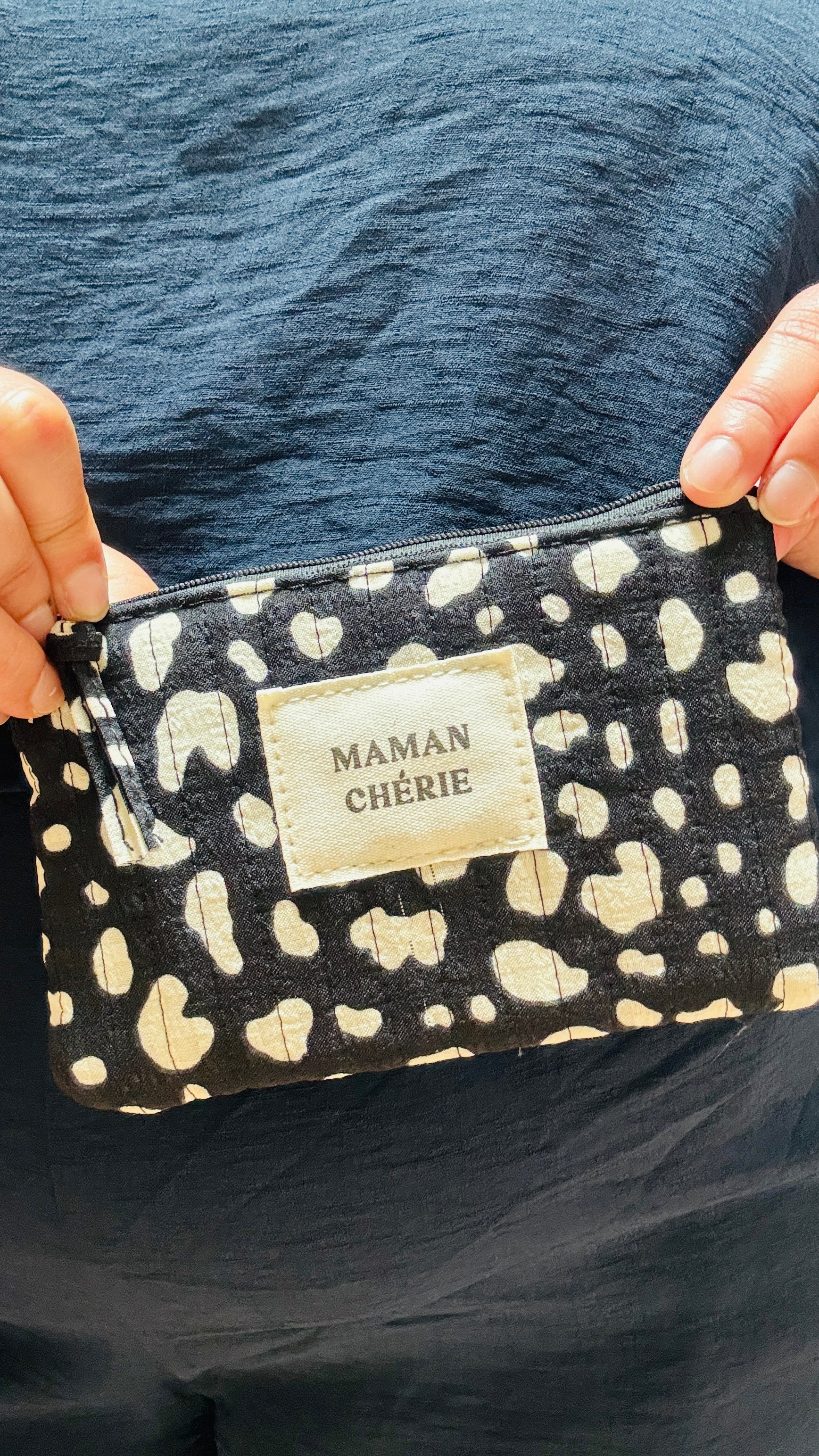 Avec cette pochette "Maman d'Amour" léopard noir, combinez style et utilité dans un accessoire parfait pour toutes les occasions. Idéale pour les mamans actives et les femmes qui aiment allier glamour et praticité.