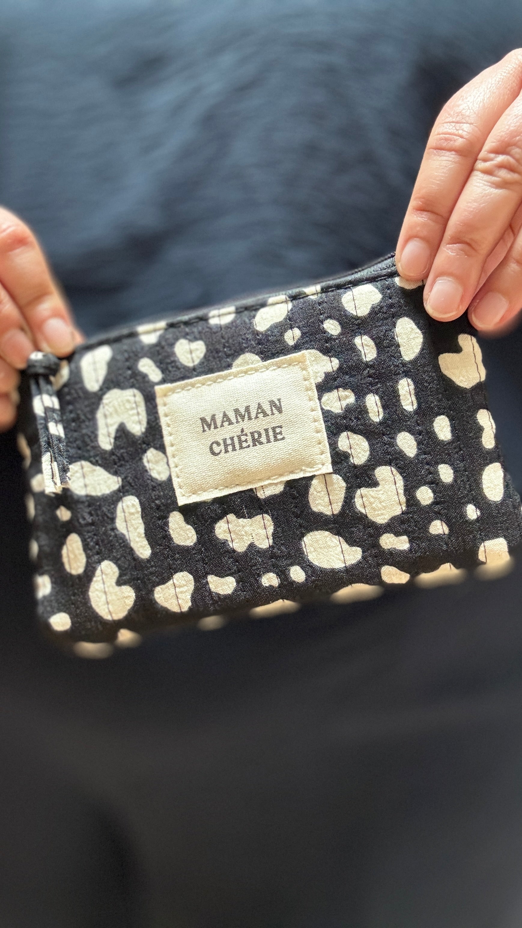 Avec cette pochette "Maman d'Amour" léopard noir, combinez style et utilité dans un accessoire parfait pour toutes les occasions. Idéale pour les mamans actives et les femmes qui aiment allier glamour et praticité.