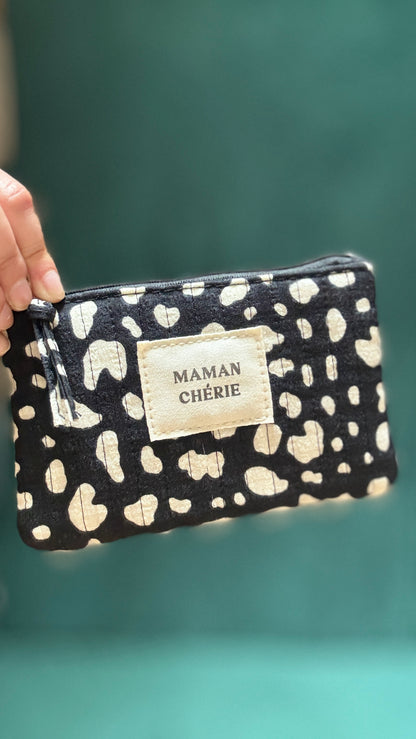 Avec cette pochette "Maman d'Amour" léopard noir, combinez style et utilité dans un accessoire parfait pour toutes les occasions. Idéale pour les mamans actives et les femmes qui aiment allier glamour et praticité.