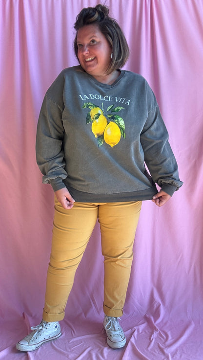 Avec ce sweat grande taille kaki foncé 
, une vraie dose de soleil et de style à porter toute l’année, pour mettre du pep’s dans vos journées !
