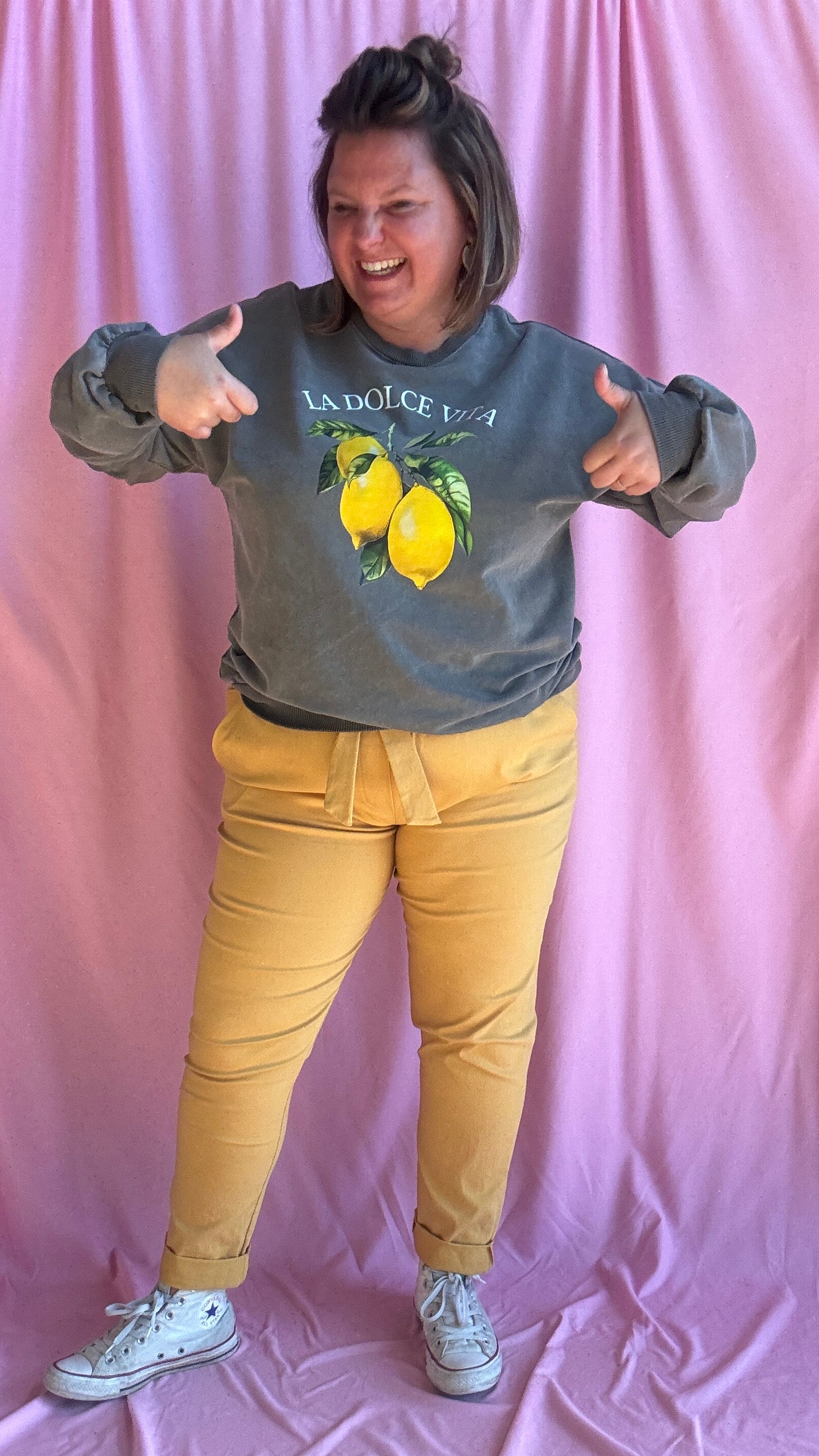 Avec ce sweat grande taille kaki foncé 
, une vraie dose de soleil et de style à porter toute l’année, pour mettre du pep’s dans vos journées !

