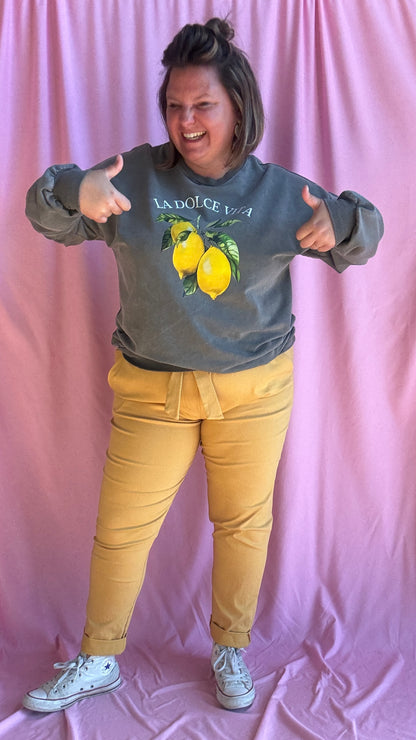 Avec ce sweat grande taille kaki foncé 
, une vraie dose de soleil et de style à porter toute l’année, pour mettre du pep’s dans vos journées !
