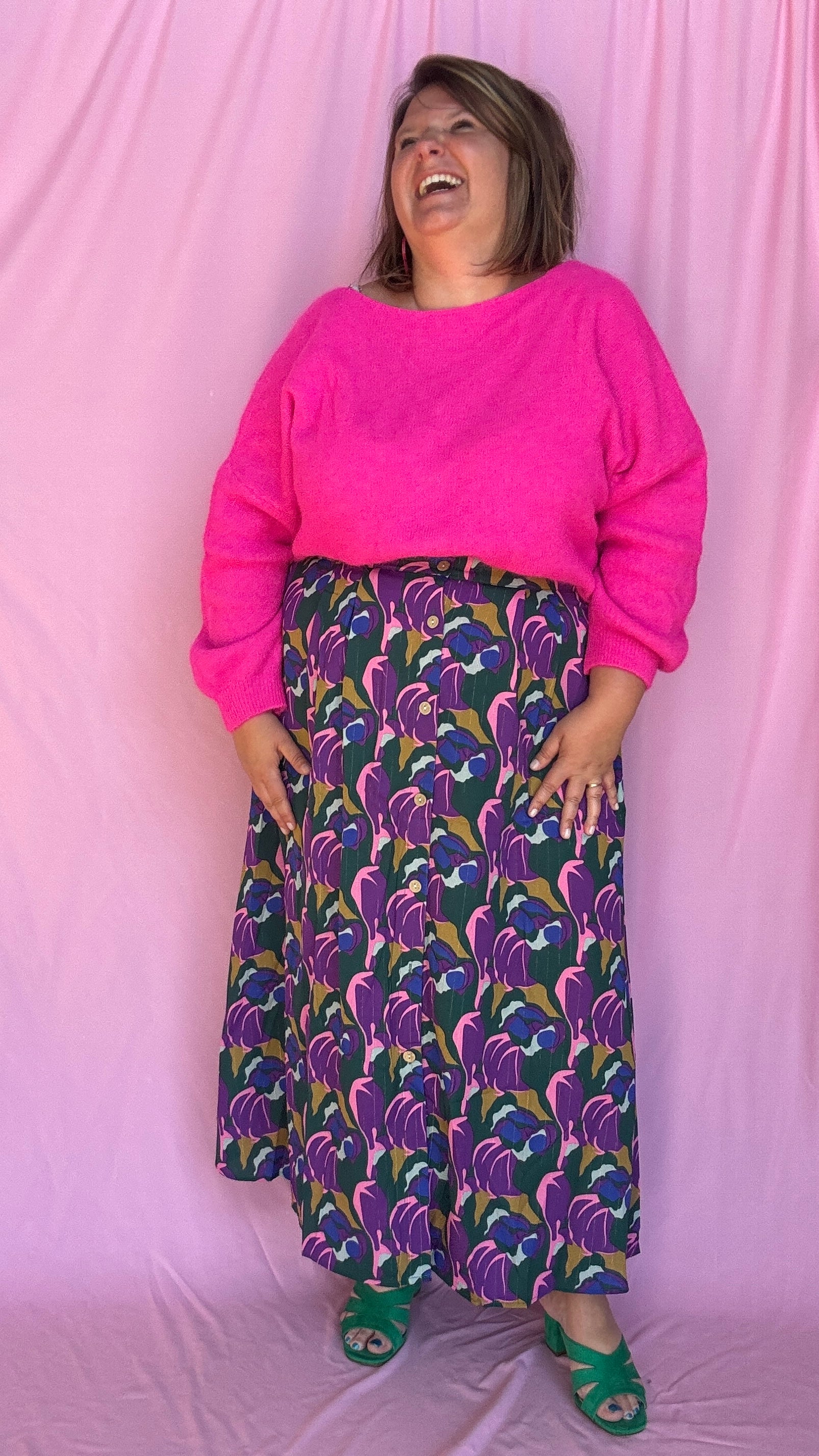 Ajoutez une touche de couleur vive et de douceur à votre dressing avec ce pull gilet grande taille en rose fuchsia éclatant en alpaga.