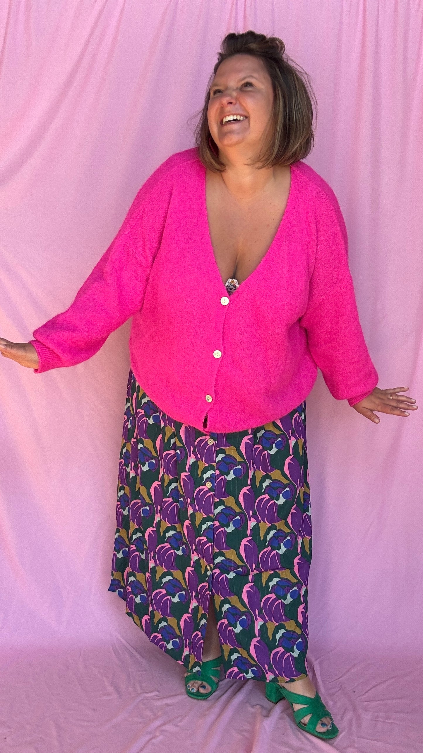 Ajoutez une touche de couleur vive et de douceur à votre dressing avec ce pull gilet grande taille en rose fuchsia éclatant en alpaga.