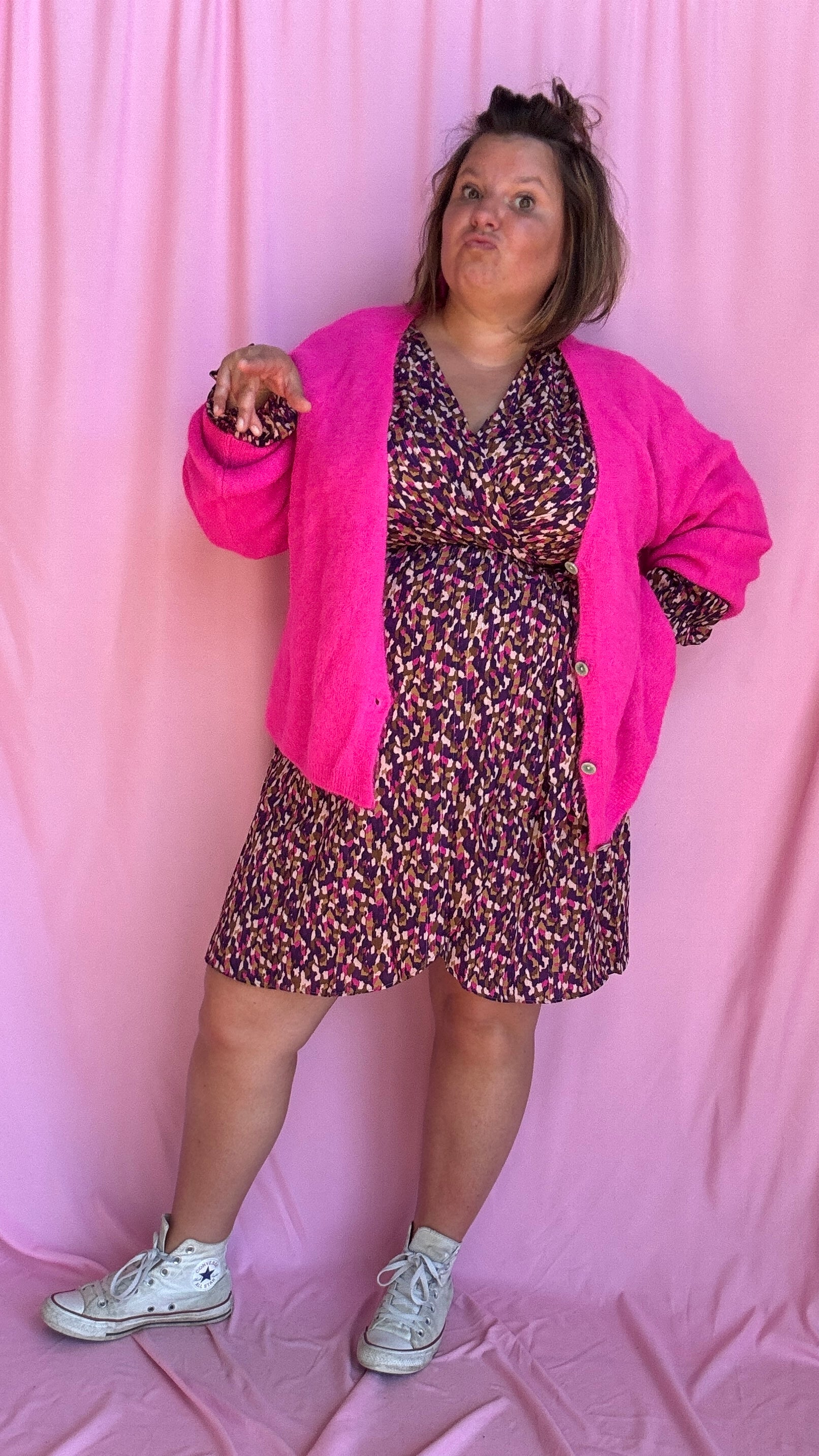 Ajoutez une touche de couleur vive et de douceur à votre dressing avec ce pull gilet grande taille en rose fuchsia éclatant en alpaga.