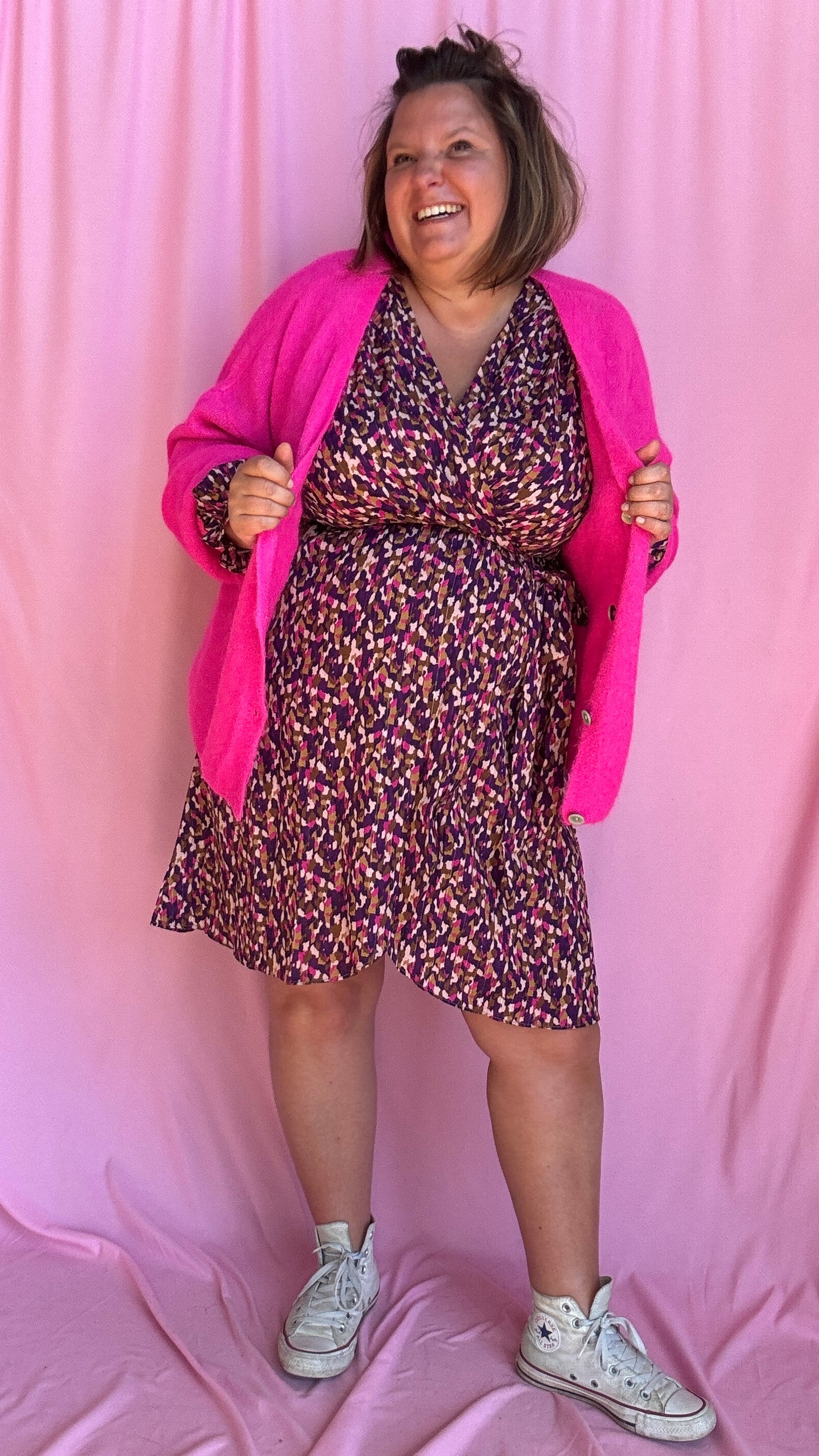 Ajoutez une touche de couleur vive et de douceur à votre dressing avec ce pull gilet grande taille en rose fuchsia éclatant en alpaga.