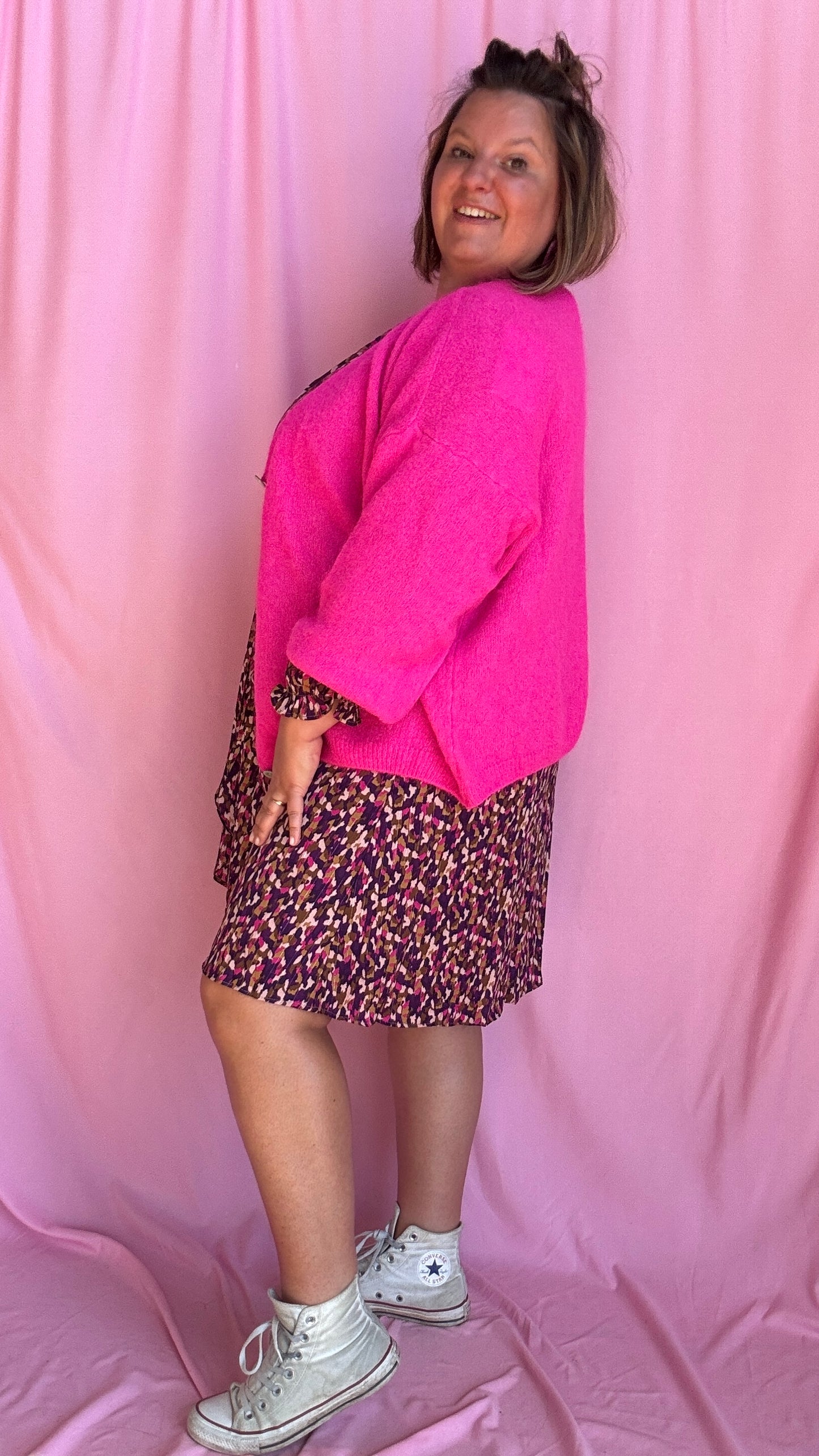 Ajoutez une touche de couleur vive et de douceur à votre dressing avec ce pull gilet grande taille en rose fuchsia éclatant en alpaga.