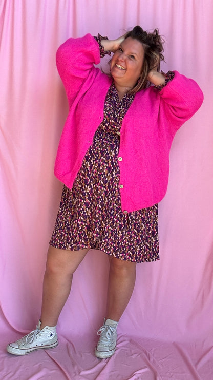 Ajoutez une touche de couleur vive et de douceur à votre dressing avec ce pull gilet grande taille en rose fuchsia éclatant en alpaga.