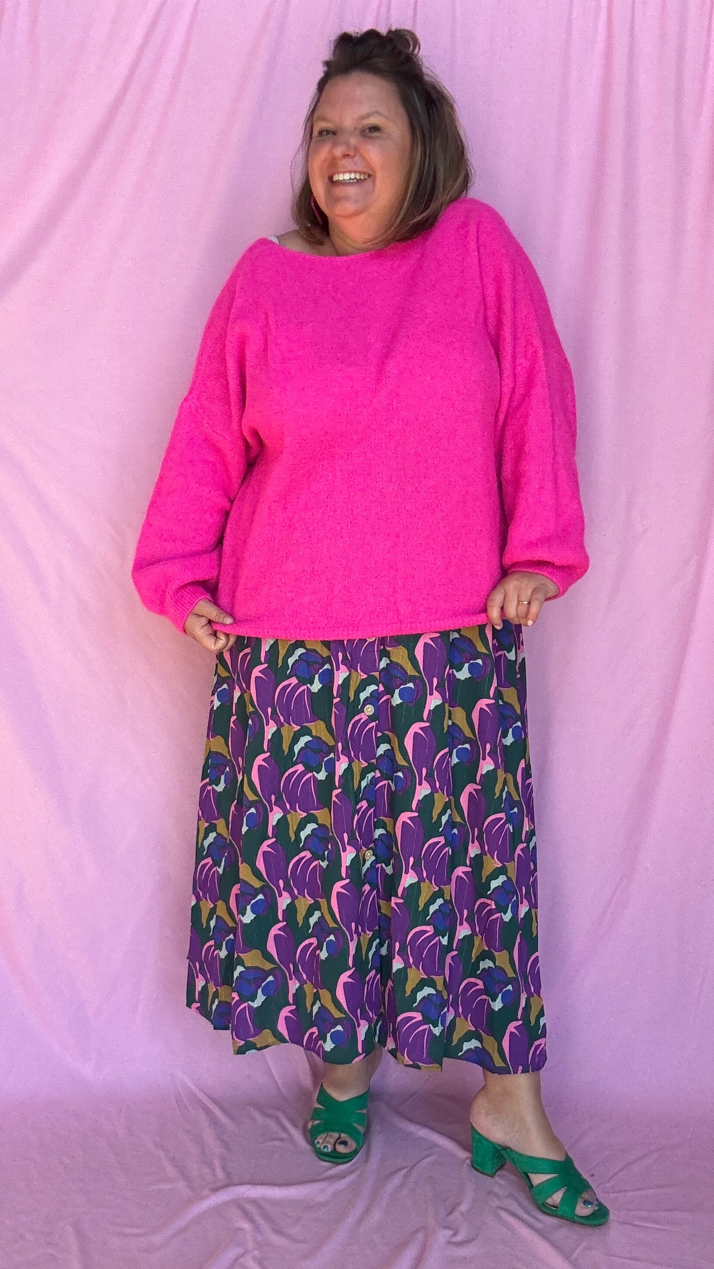 Ajoutez une touche de couleur vive et de douceur à votre dressing avec ce pull gilet grande taille en rose fuchsia éclatant en alpaga.