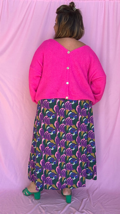Ajoutez une touche de couleur vive et de douceur à votre dressing avec ce pull gilet grande taille en rose fuchsia éclatant en alpaga.
