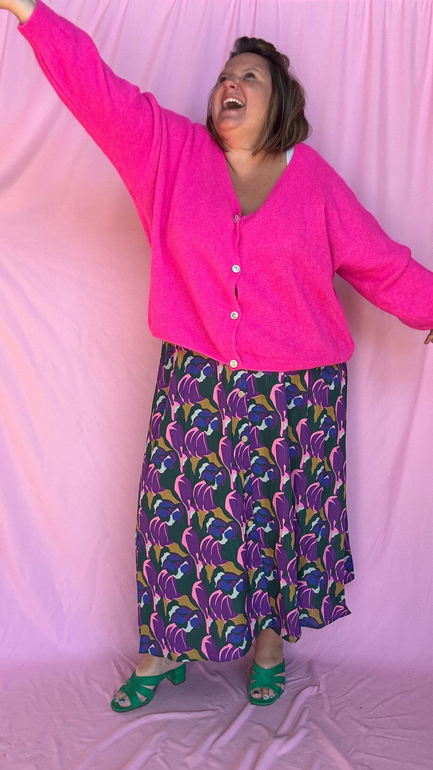 Ajoutez une touche de couleur vive et de douceur à votre dressing avec ce pull gilet grande taille en rose fuchsia éclatant en alpaga.