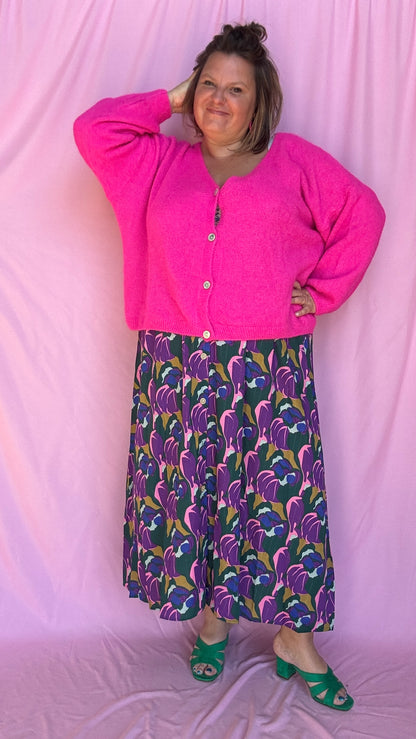 Ajoutez une touche de couleur vive et de douceur à votre dressing avec ce pull gilet grande taille en rose fuchsia éclatant en alpaga.
