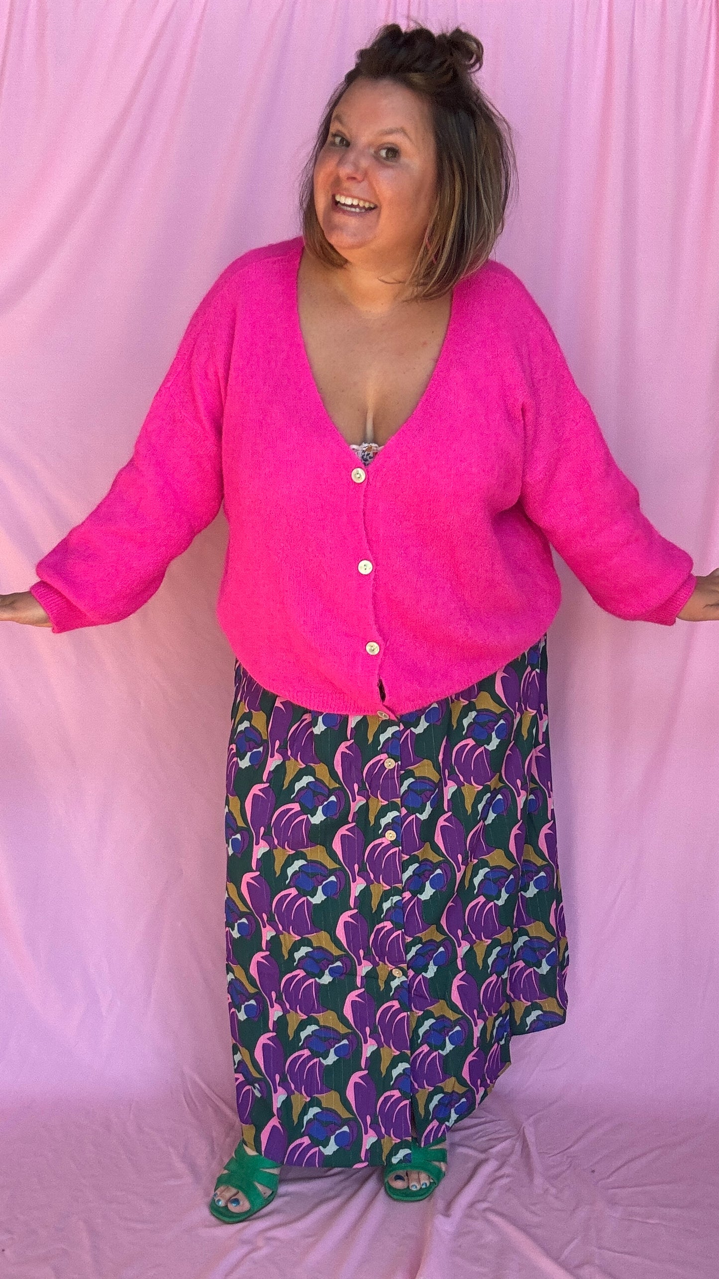 Ajoutez une touche de couleur vive et de douceur à votre dressing avec ce pull gilet grande taille en rose fuchsia éclatant en alpaga.