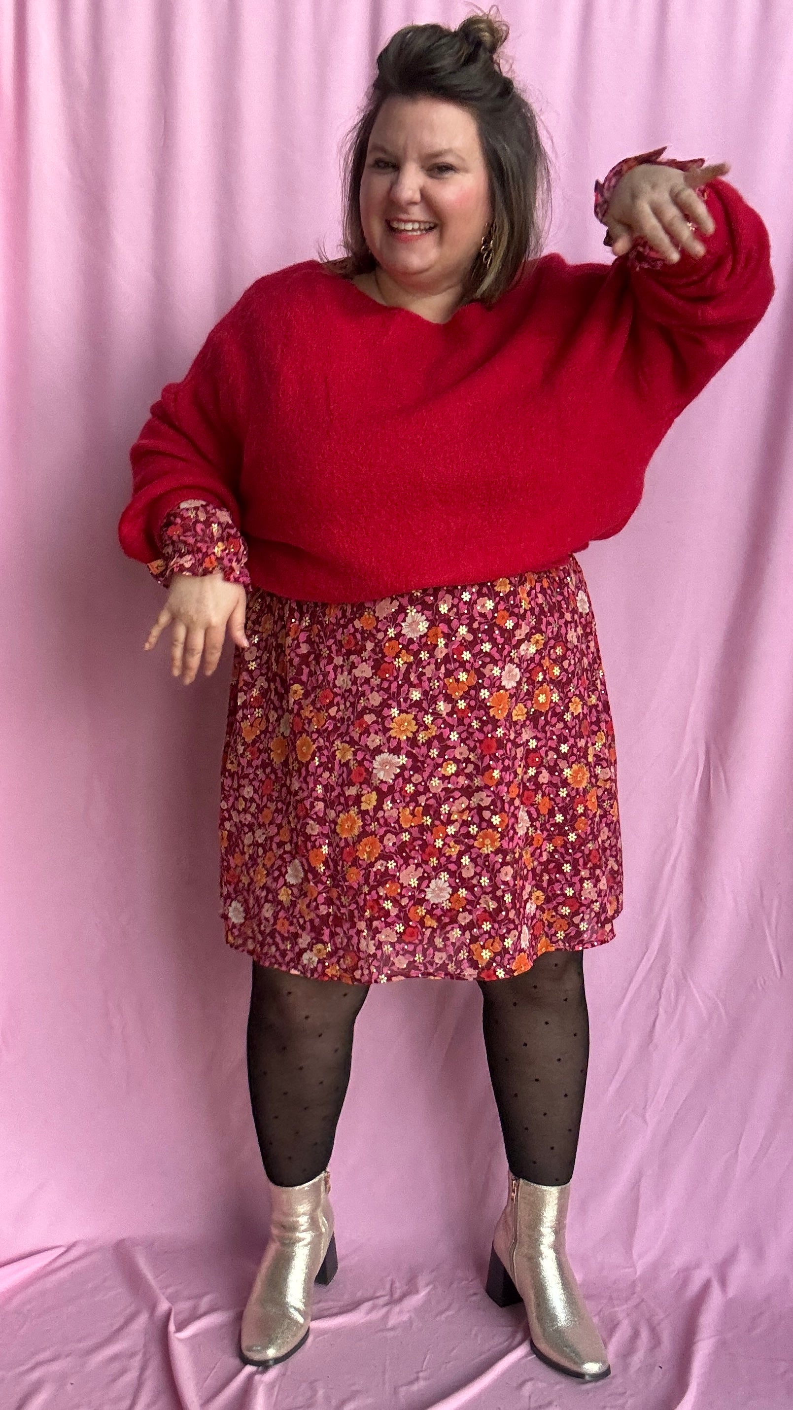pull gilet grande taille uni rouge aussi doux que stylé, avec ses couleurs vives et sa matière contenant de l’alpaga pour une sensation moelleuse et cocooning. 