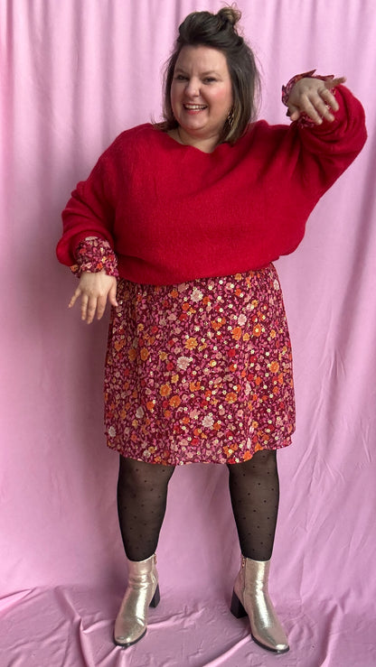 pull gilet grande taille uni rouge aussi doux que stylé, avec ses couleurs vives et sa matière contenant de l’alpaga pour une sensation moelleuse et cocooning. 