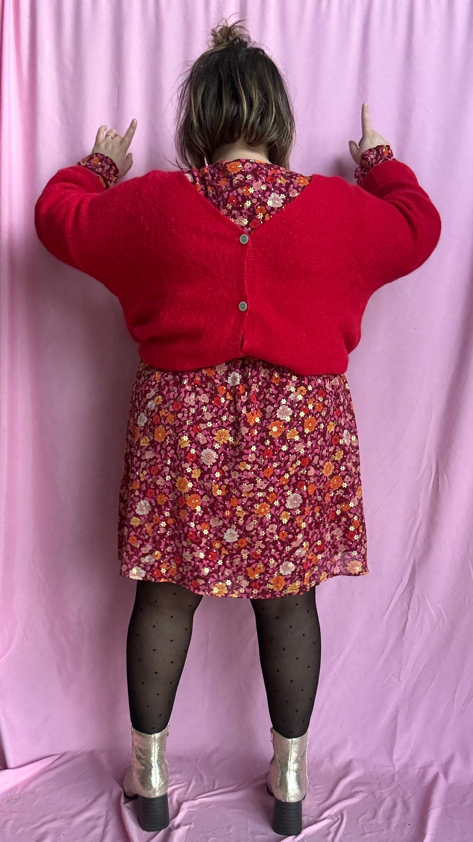 pull gilet grande taille uni rouge aussi doux que stylé, avec ses couleurs vives et sa matière contenant de l’alpaga pour une sensation moelleuse et cocooning. 