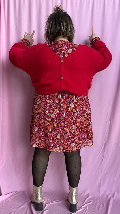 pull gilet grande taille uni rouge aussi doux que stylé, avec ses couleurs vives et sa matière contenant de l’alpaga pour une sensation moelleuse et cocooning. 