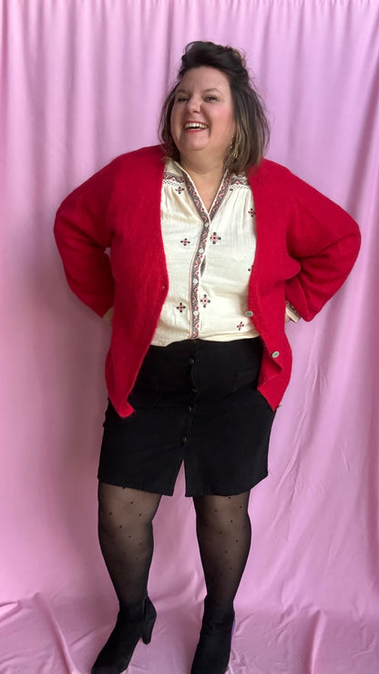 pull gilet grande taille uni rouge aussi doux que stylé, avec ses couleurs vives et sa matière contenant de l’alpaga pour une sensation moelleuse et cocooning. 