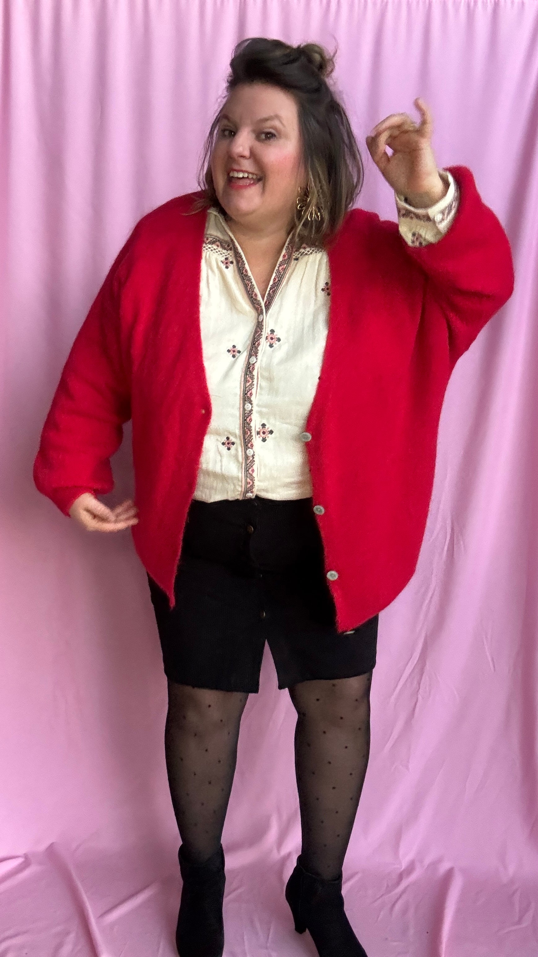 pull gilet grande taille uni rouge aussi doux que stylé, avec ses couleurs vives et sa matière contenant de l’alpaga pour une sensation moelleuse et cocooning. 