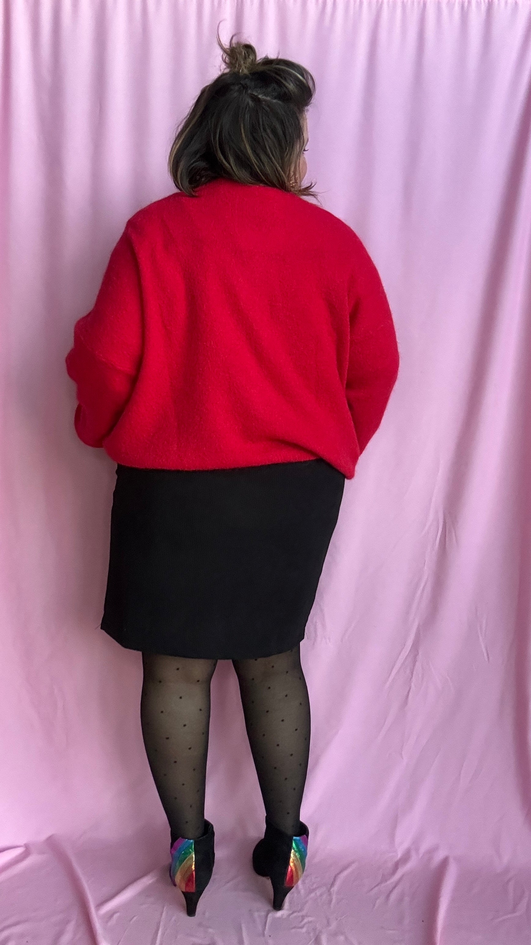 pull gilet grande taille uni rouge aussi doux que stylé, avec ses couleurs vives et sa matière contenant de l’alpaga pour une sensation moelleuse et cocooning. 