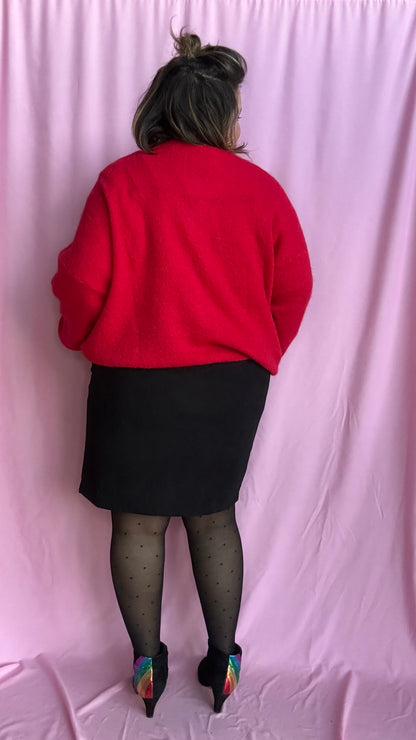 pull gilet grande taille uni rouge aussi doux que stylé, avec ses couleurs vives et sa matière contenant de l’alpaga pour une sensation moelleuse et cocooning. 