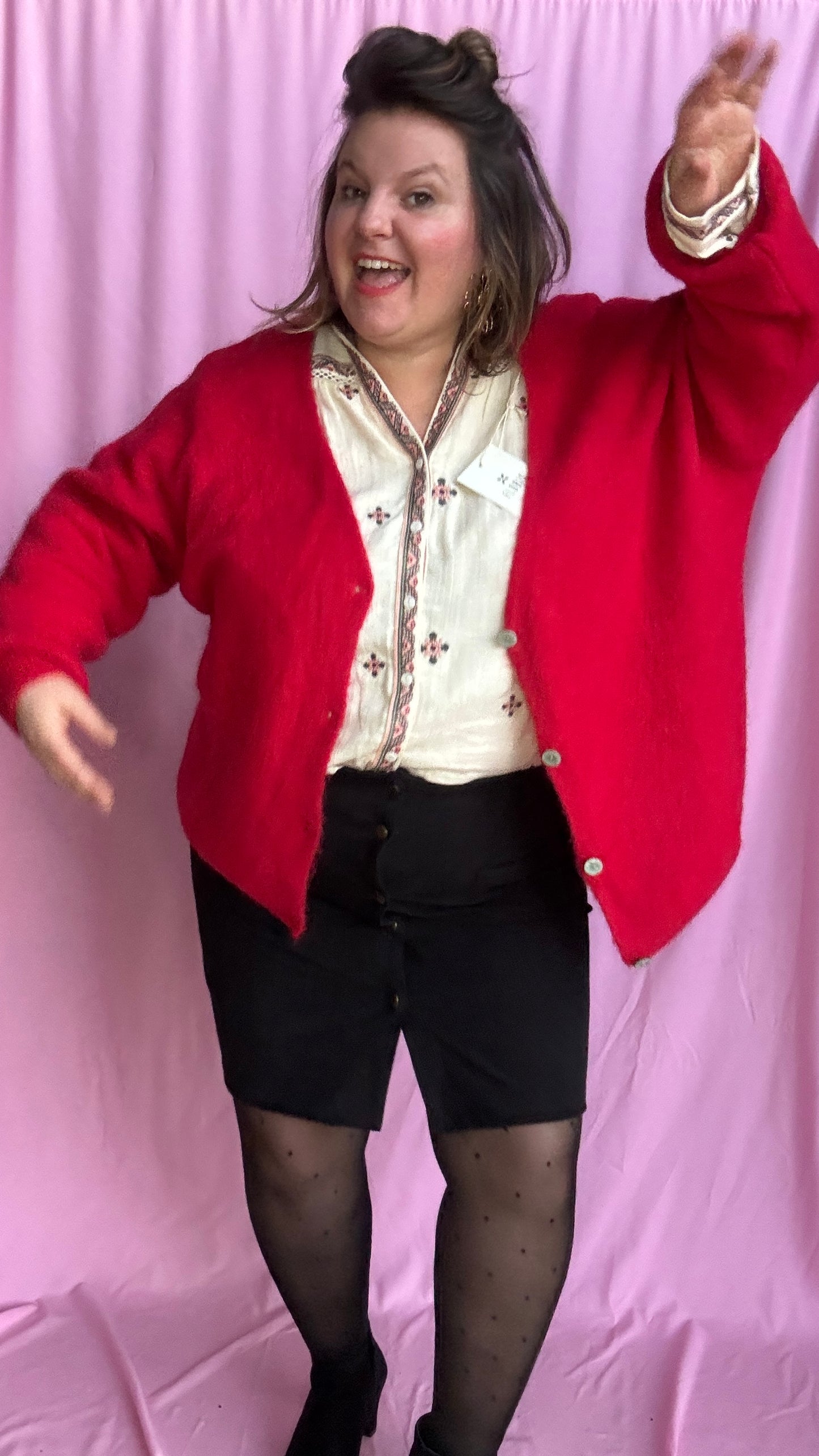 pull gilet grande taille uni rouge aussi doux que stylé, avec ses couleurs vives et sa matière contenant de l’alpaga pour une sensation moelleuse et cocooning. 