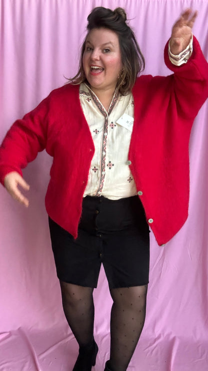 pull gilet grande taille uni rouge aussi doux que stylé, avec ses couleurs vives et sa matière contenant de l’alpaga pour une sensation moelleuse et cocooning. 