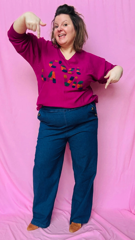 Ce pull grande taille "c'est la vie" prune est une pièce parfaite pour illuminer votre dressing et afficher une touche de gaieté en toute simplicité !
