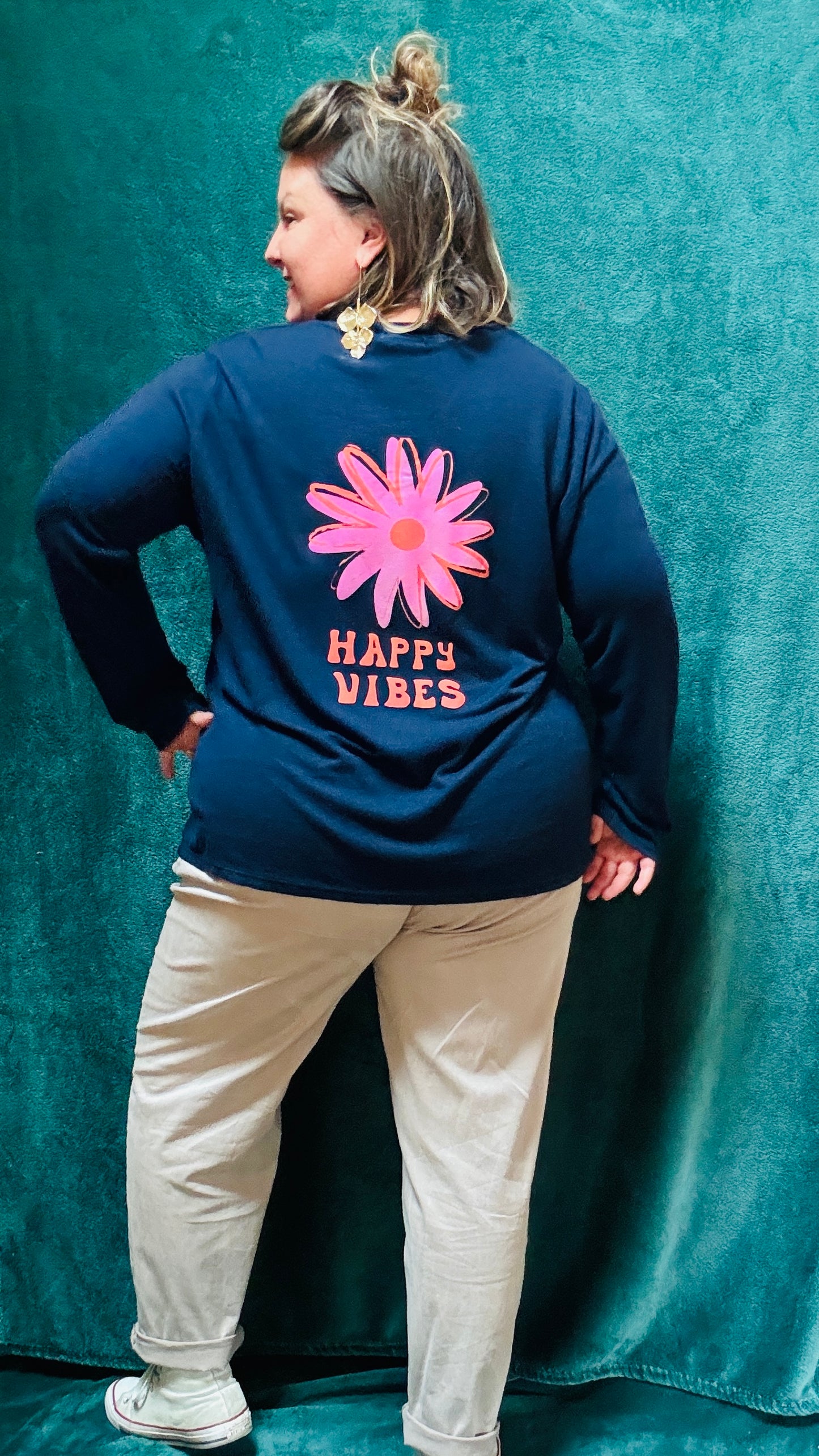 Adoptez ce pull fin grande taille bleu marine happy vibes pour un style discret, chic et décontracté, tout en bénéficiant d'un confort optimal au quotidien.