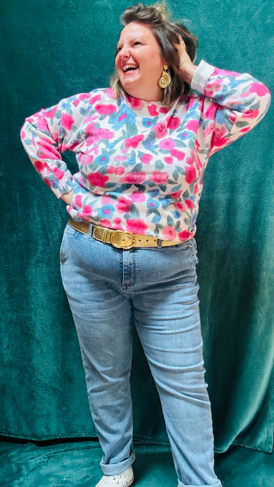 Ce pull grande taille à motifs fleurs est un indispensable pour celles qui souhaitent allier confort, style et originalité au quotidien.