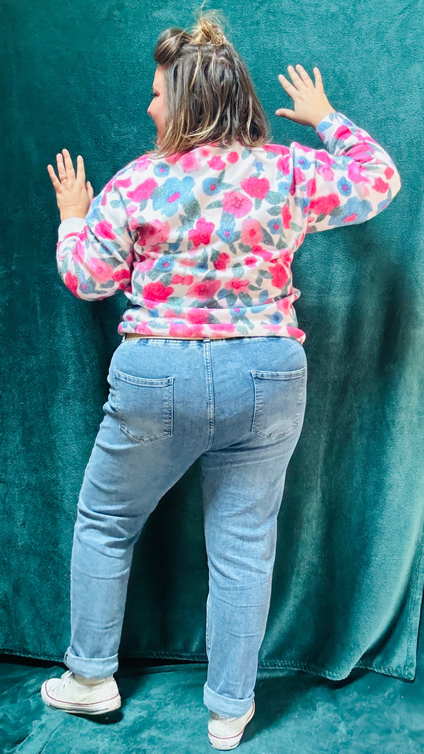 Ce pull grande taille à motifs fleurs est un indispensable pour celles qui souhaitent allier confort, style et originalité au quotidien.