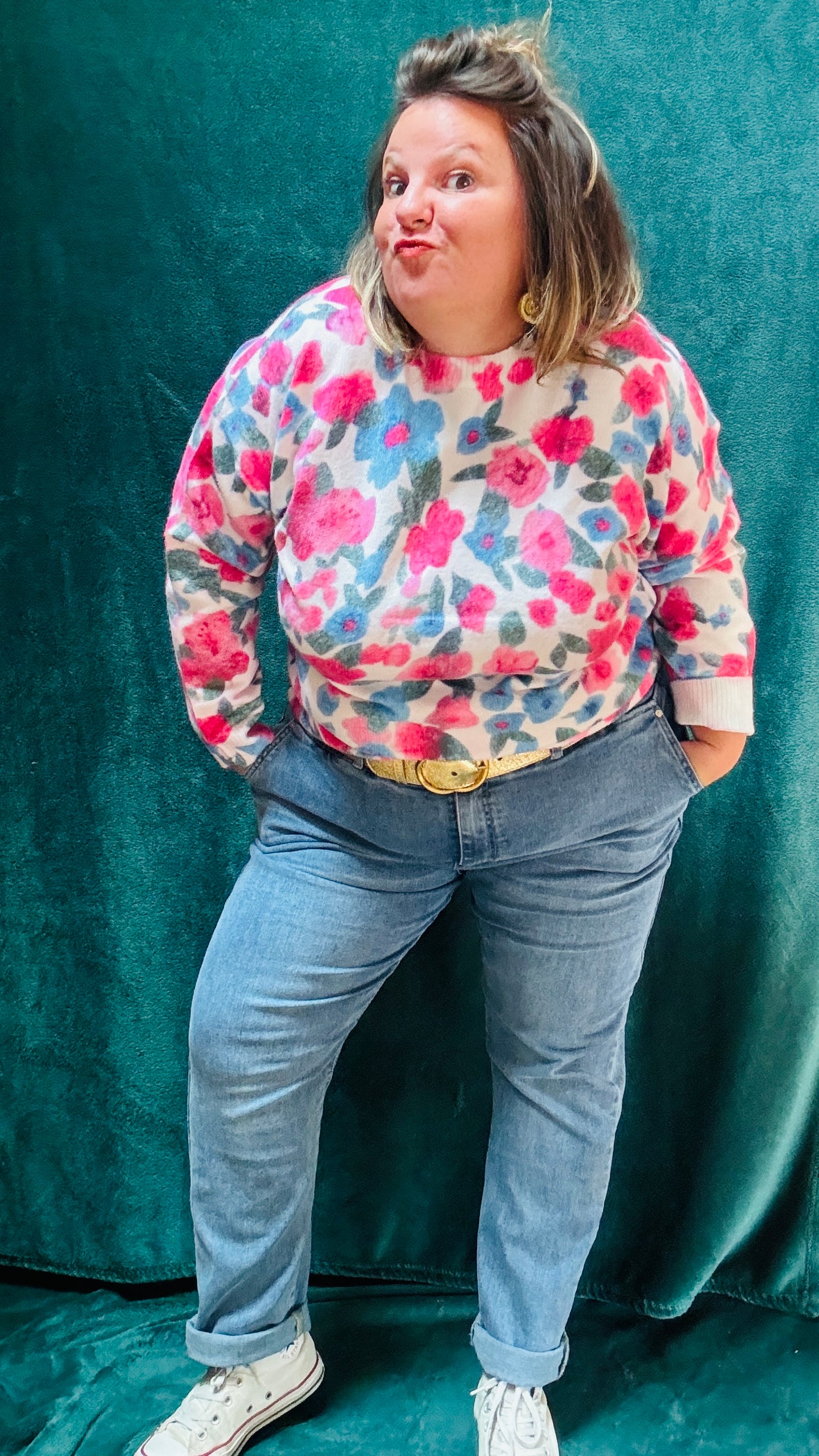 Ce pull grande taille à motifs fleurs est un indispensable pour celles qui souhaitent allier confort, style et originalité au quotidien.