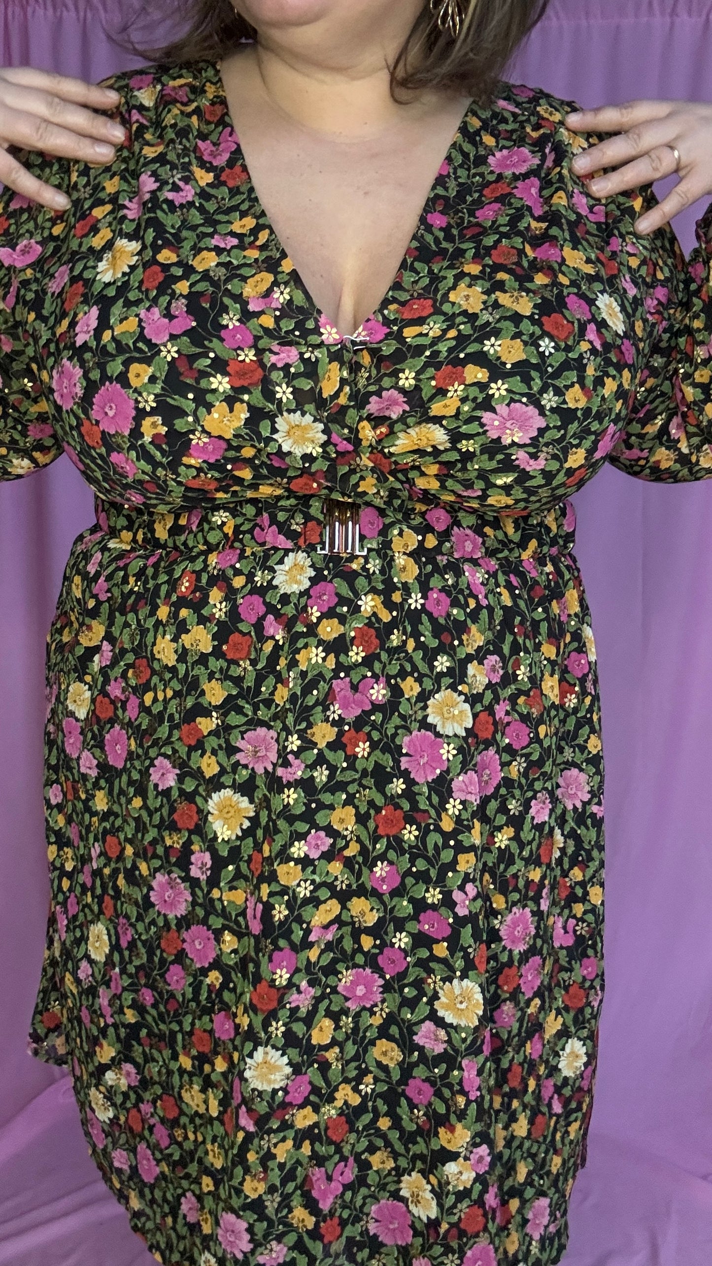 robe grande taille courte motif verts et fleuris et dorés lumineuse et confortable,