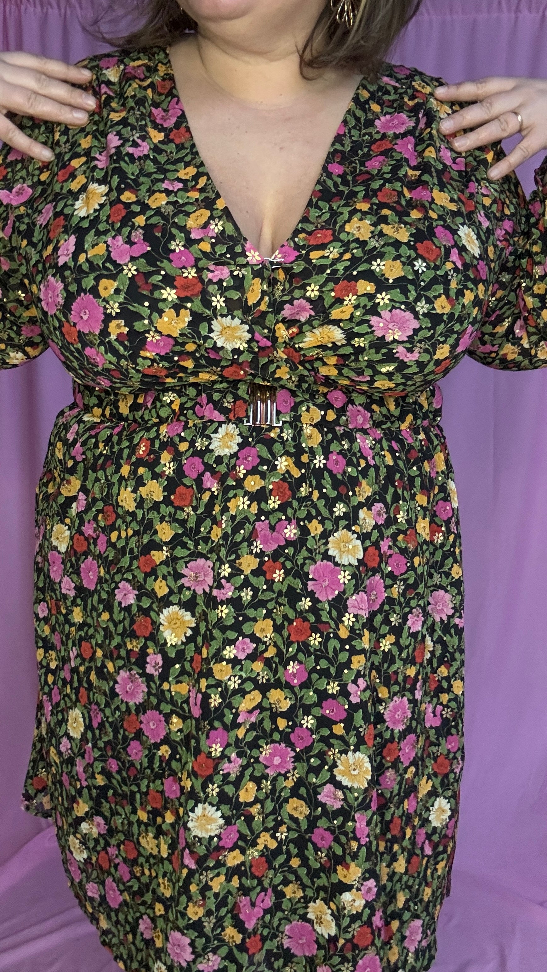 robe grande taille courte motif verts et fleuris et dorés lumineuse et confortable,