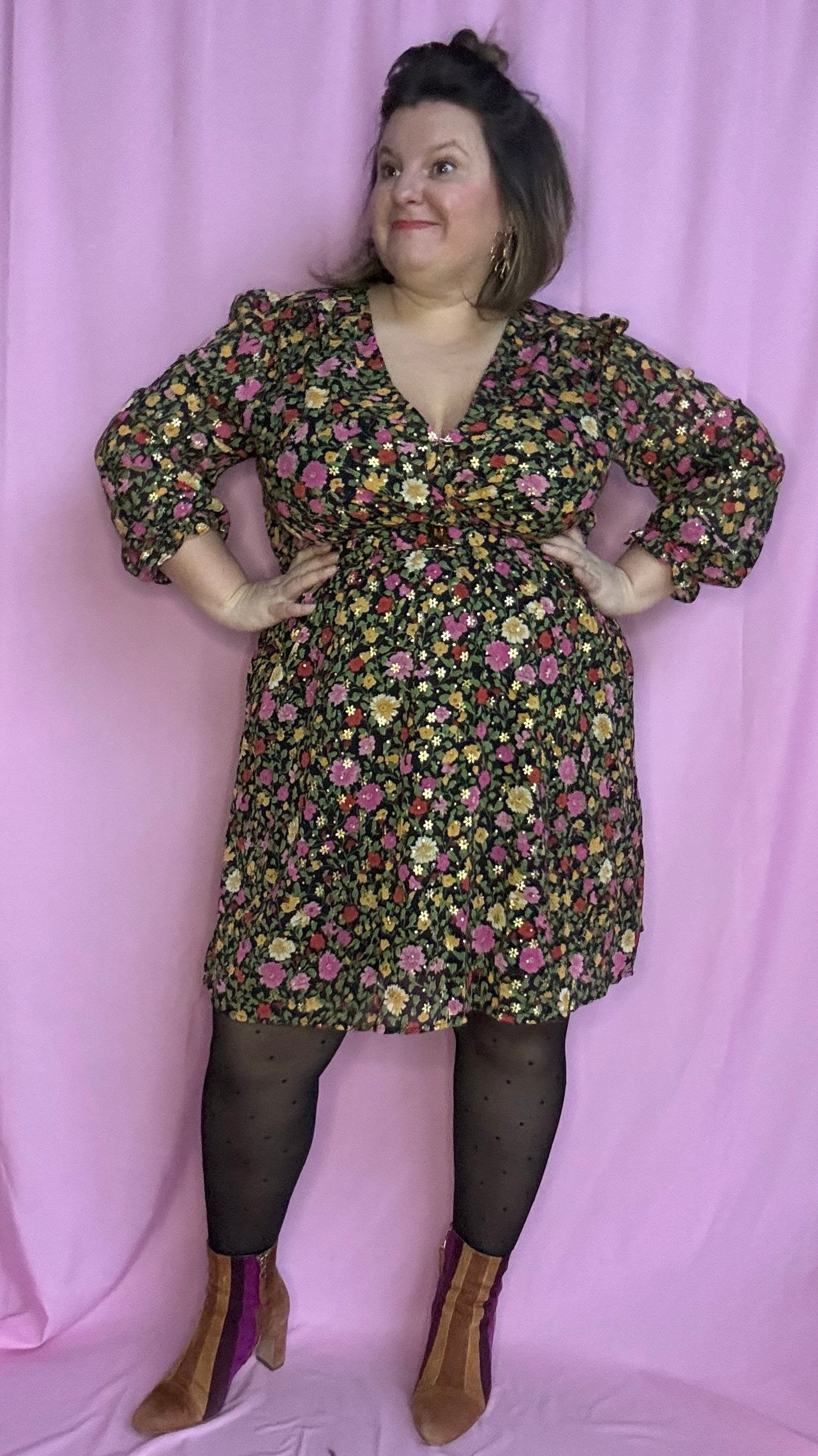 robe grande taille courte motif verts et fleuris et dorés lumineuse et confortable,