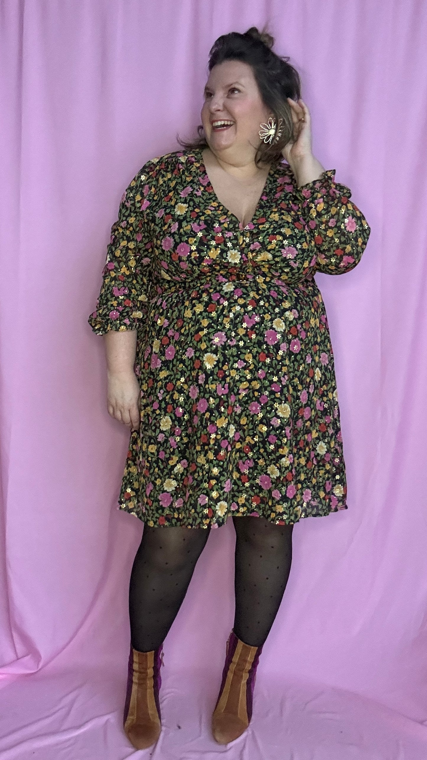 robe grande taille courte motif verts et fleuris et dorés lumineuse et confortable,