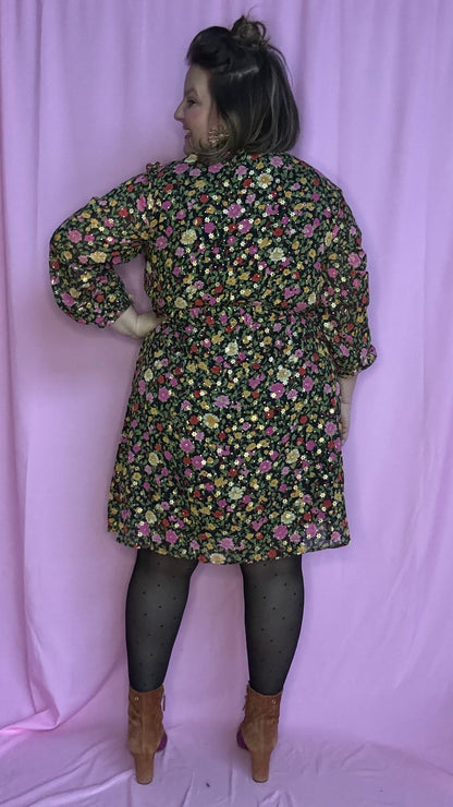 robe grande taille courte motif verts et fleuris et dorés lumineuse et confortable,