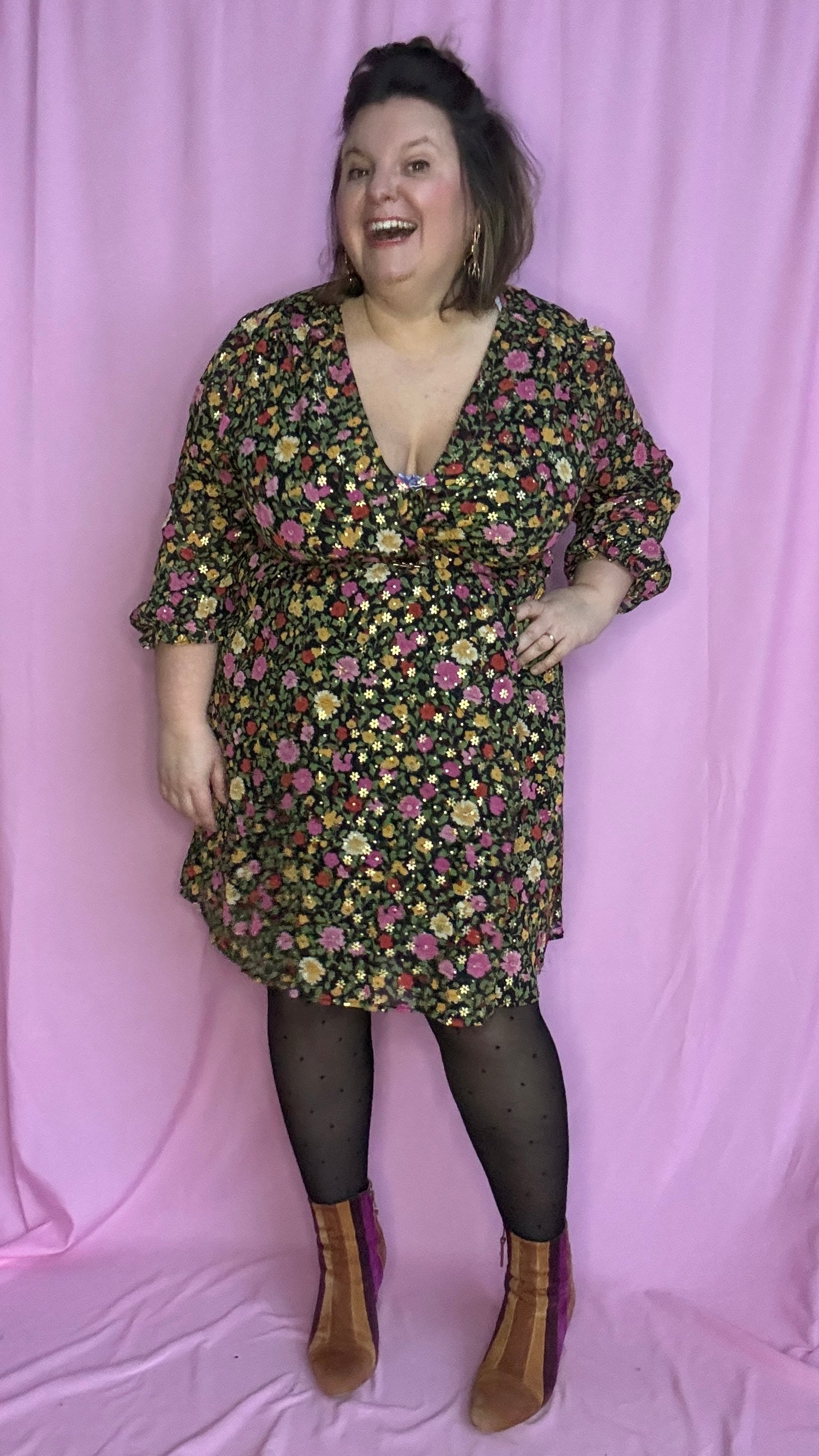 robe grande taille courte motif verts et fleuris et dorés lumineuse et confortable,