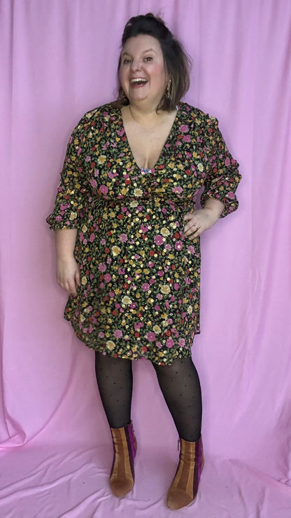 robe grande taille courte motif verts et fleuris et dorés lumineuse et confortable,