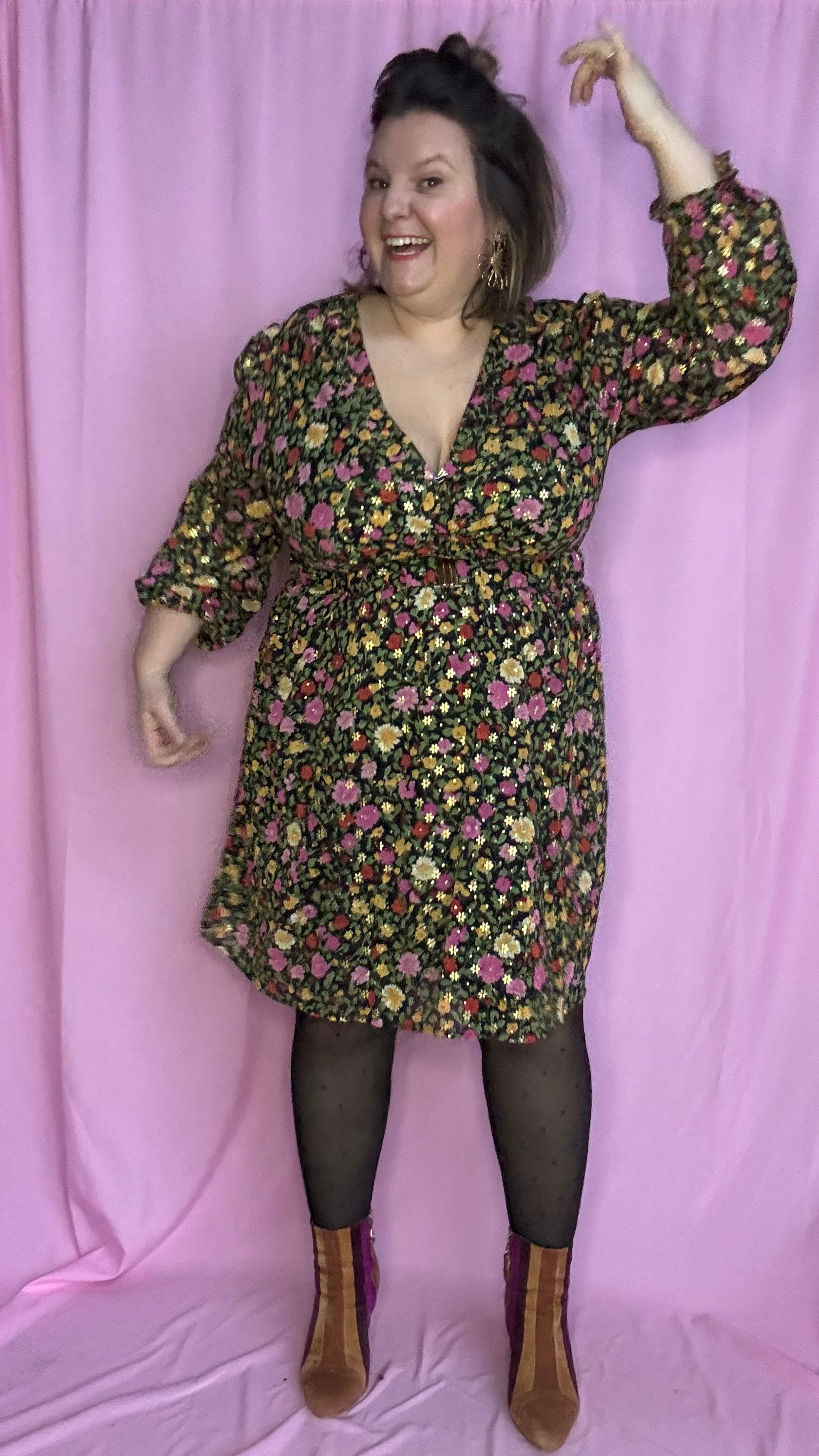 robe grande taille courte motif verts et fleuris et dorés lumineuse et confortable,