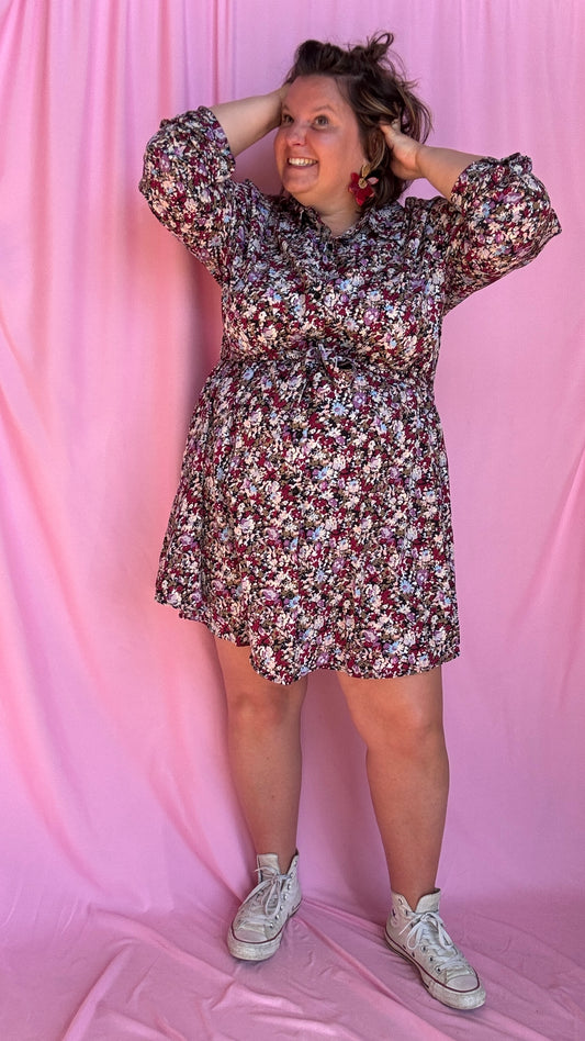 Adoptez une allure à la fois douce et affirmée avec cette robe grande taille à manches longues, ornée de motifs liberty bordeaux ultra tendance. 