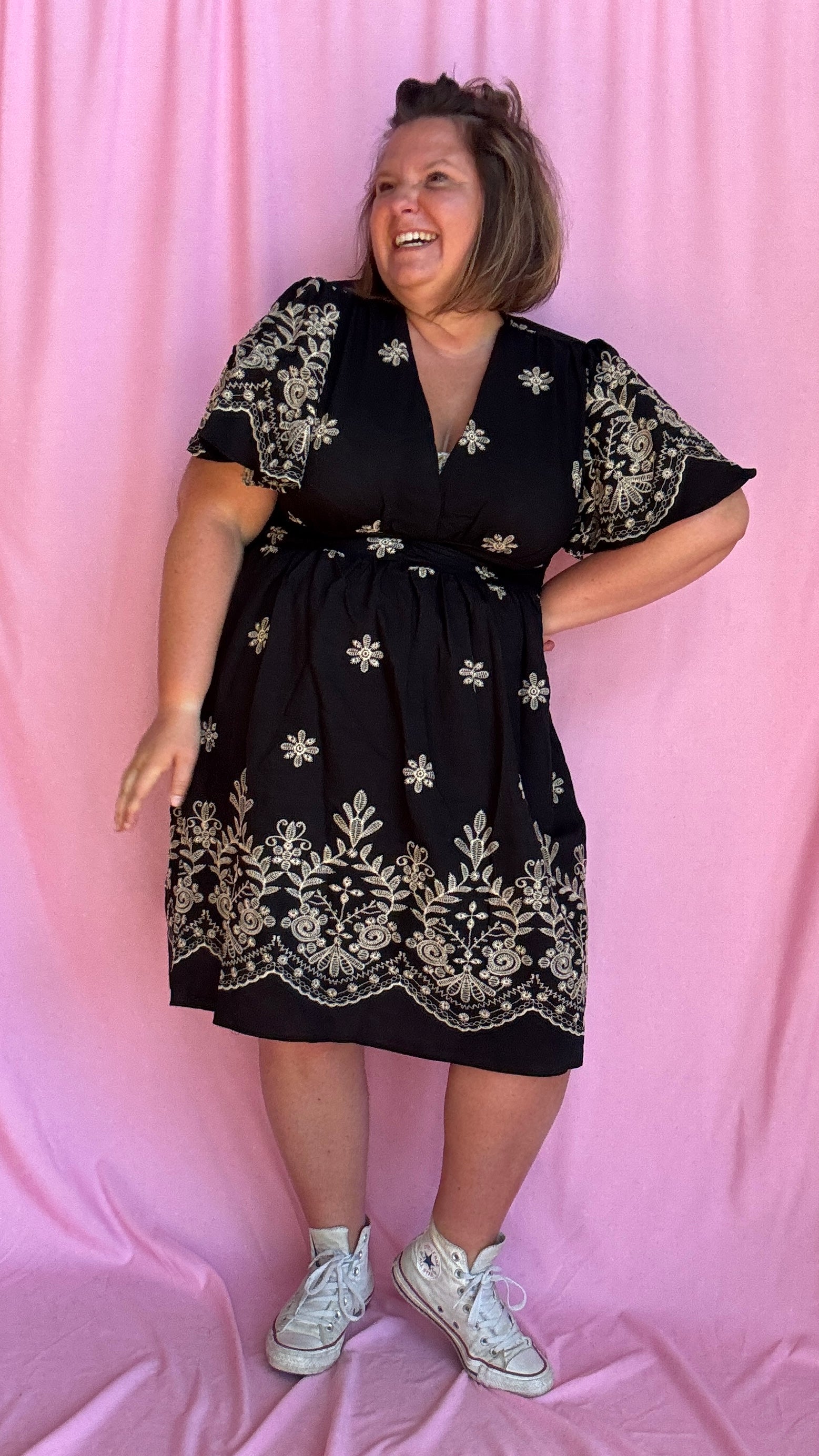 Craquez pour cette robe grande taille à manches courtes, aussi élégante que confortable, pensée pour sublimer toutes les morphologies avec style. Son motif brodé beige délicat contraste à merveille avec le fond noir, pour un rendu raffiné et moderne.