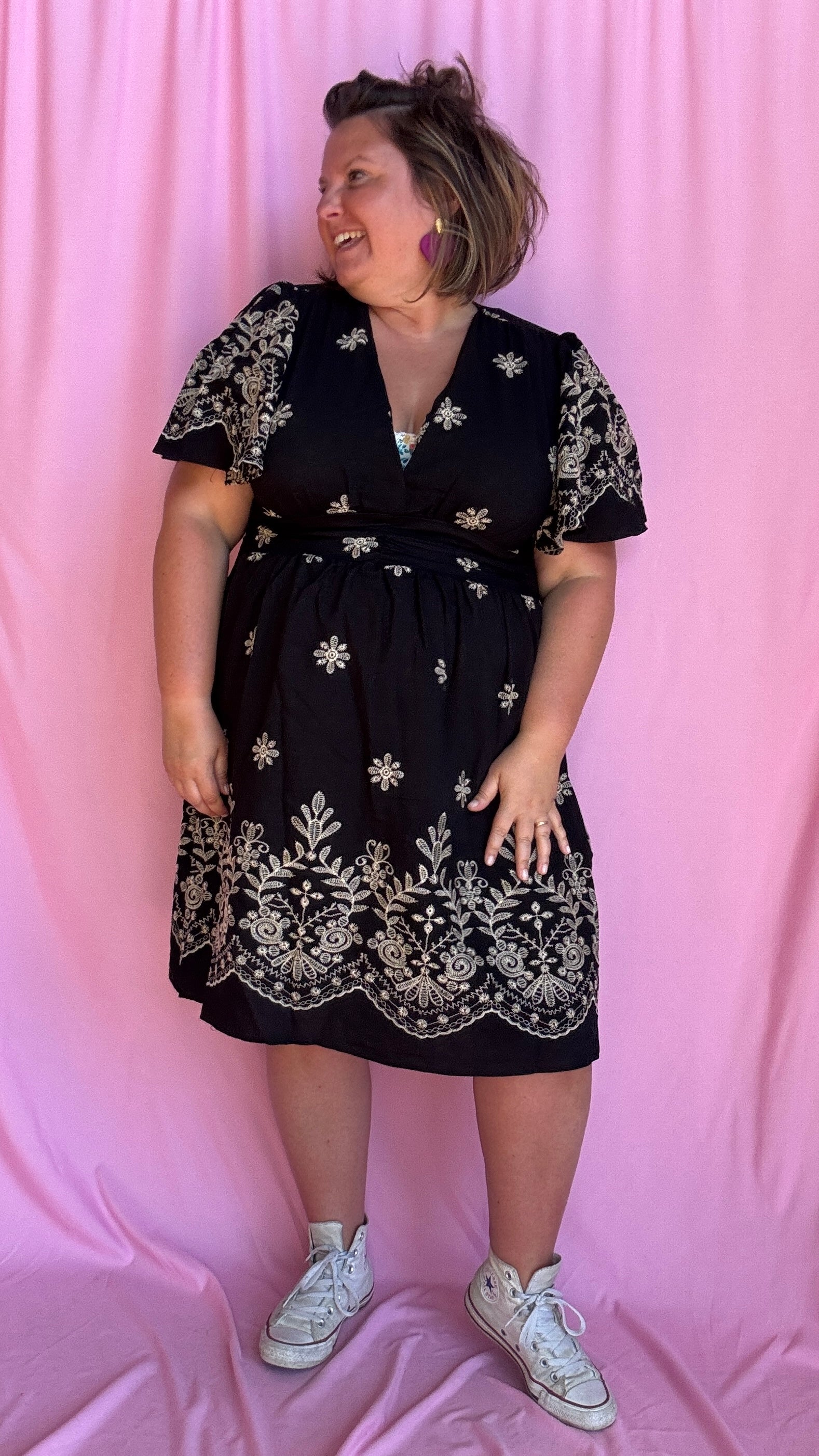 Craquez pour cette robe grande taille à manches courtes, aussi élégante que confortable, pensée pour sublimer toutes les morphologies avec style. Son motif brodé beige délicat contraste à merveille avec le fond noir, pour un rendu raffiné et moderne.
