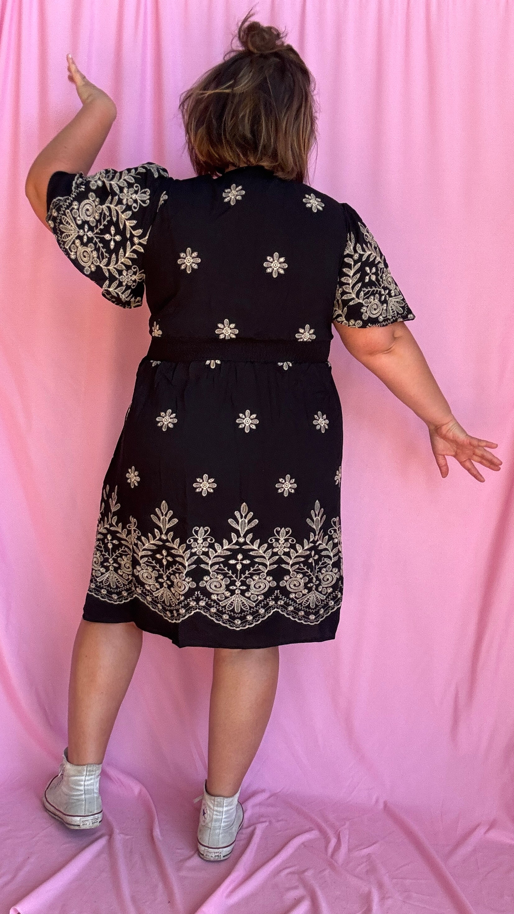 Craquez pour cette robe grande taille à manches courtes, aussi élégante que confortable, pensée pour sublimer toutes les morphologies avec style. Son motif brodé beige délicat contraste à merveille avec le fond noir, pour un rendu raffiné et moderne.