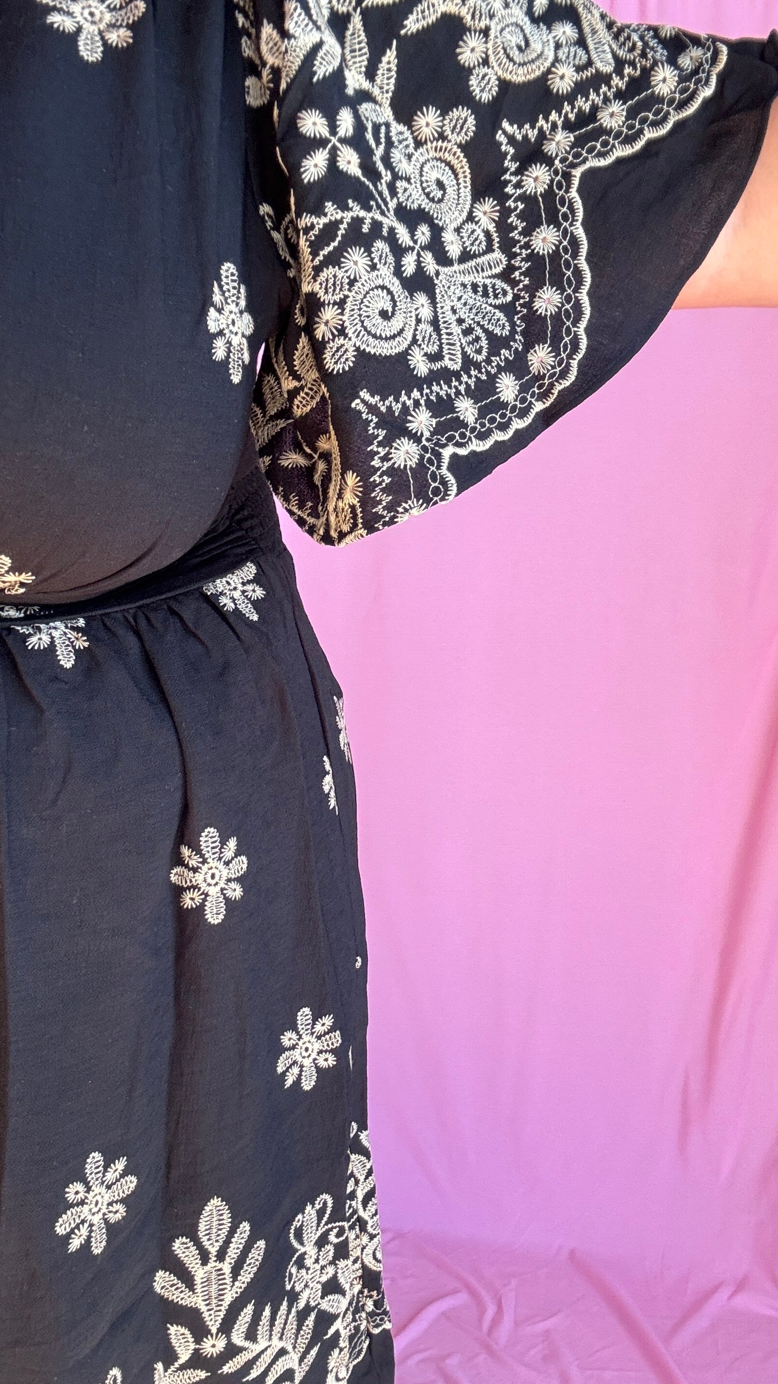Craquez pour cette robe grande taille à manches courtes, aussi élégante que confortable, pensée pour sublimer toutes les morphologies avec style. Son motif brodé beige délicat contraste à merveille avec le fond noir, pour un rendu raffiné et moderne.