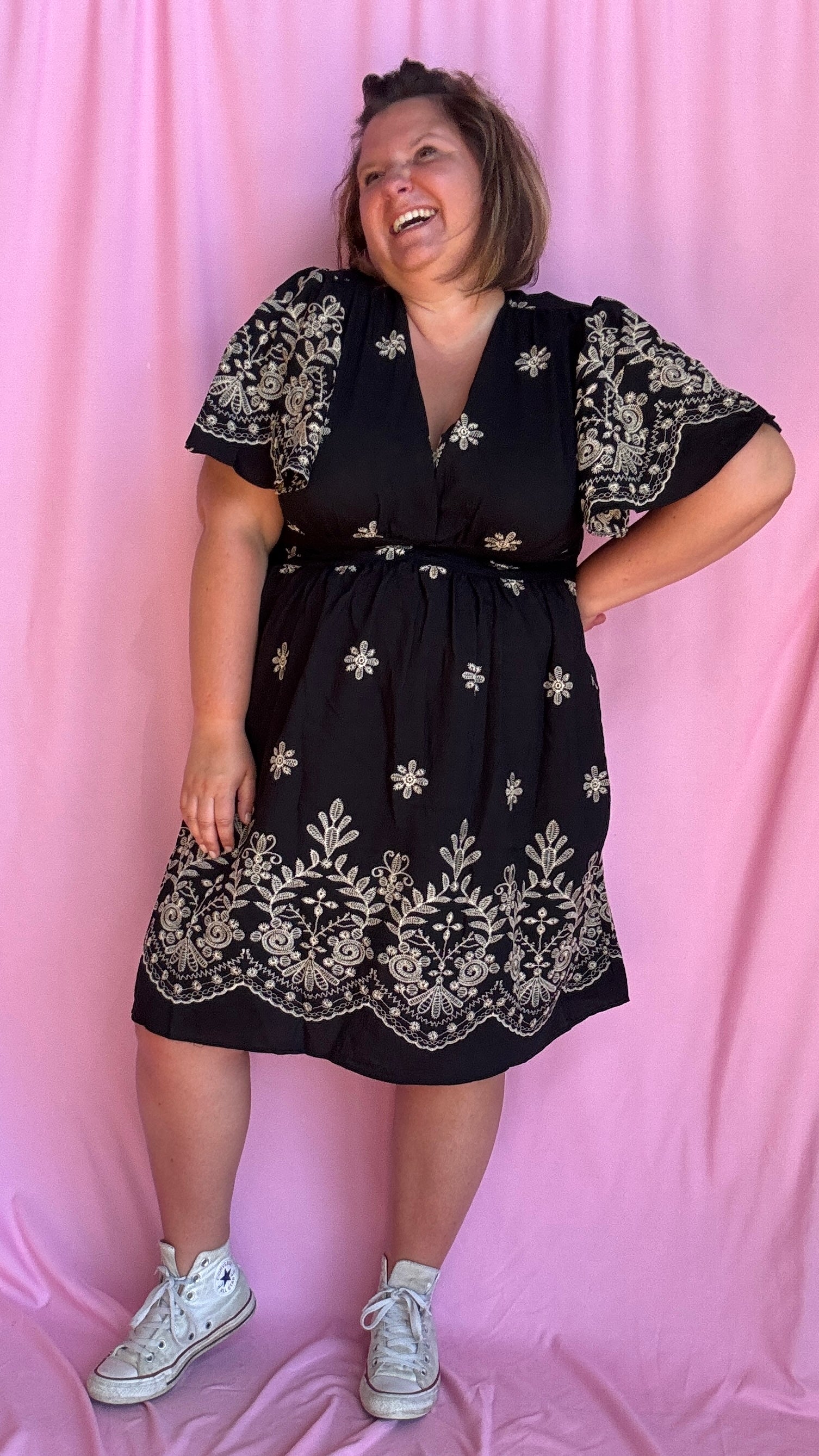 Craquez pour cette robe grande taille à manches courtes, aussi élégante que confortable, pensée pour sublimer toutes les morphologies avec style. Son motif brodé beige délicat contraste à merveille avec le fond noir, pour un rendu raffiné et moderne.